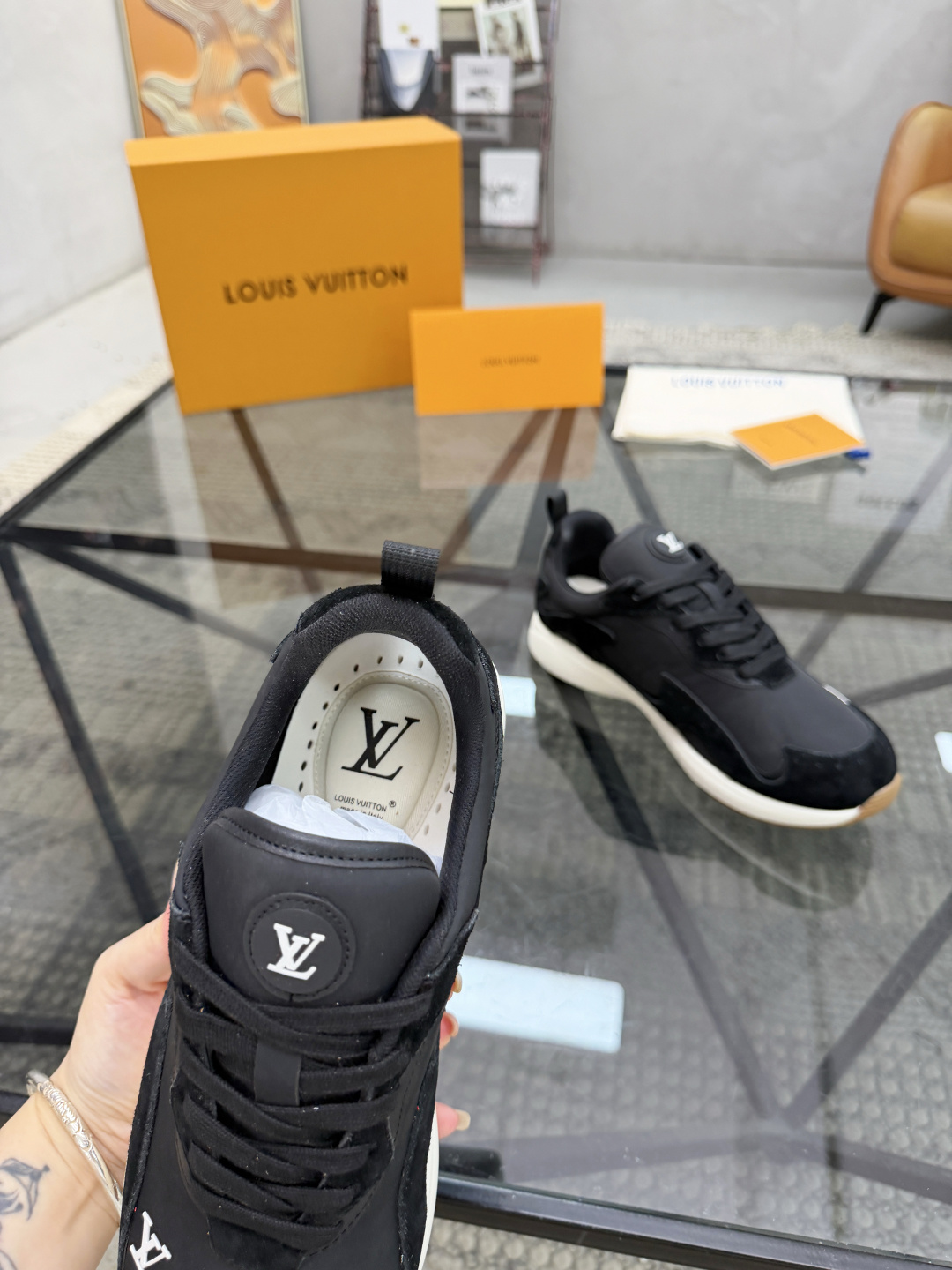 LV A貨男士運動休閒鞋黑色低調百搭舒適耐穿款| 9 LV A貨男士運動休閒鞋黑色低調百搭舒適耐穿款