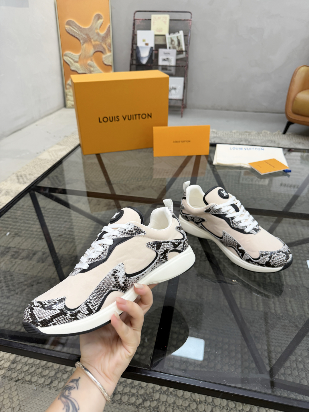 LV一比一男女款運動休閒鞋蛇紋拼接設計高級感潮流款| 12 LV一比一男女款運動休閒鞋蛇紋拼接設計高級感潮流款