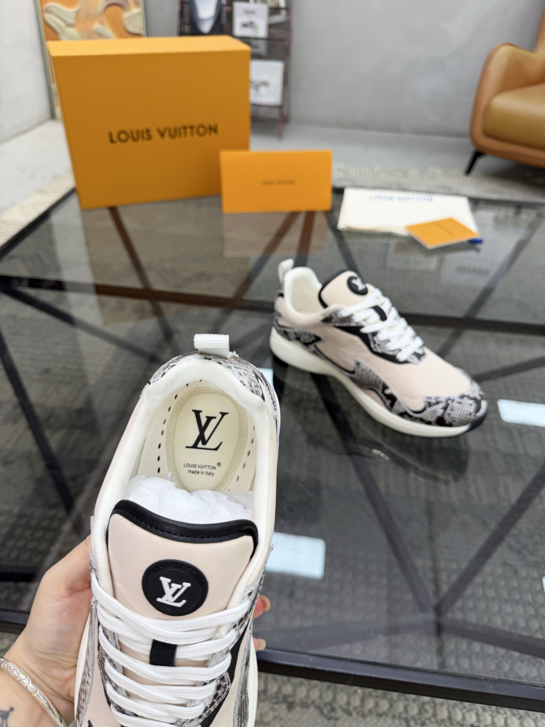 LV一比一男女款運動休閒鞋蛇紋拼接設計高級感潮流款| 9 LV一比一男女款運動休閒鞋蛇紋拼接設計高級感潮流款