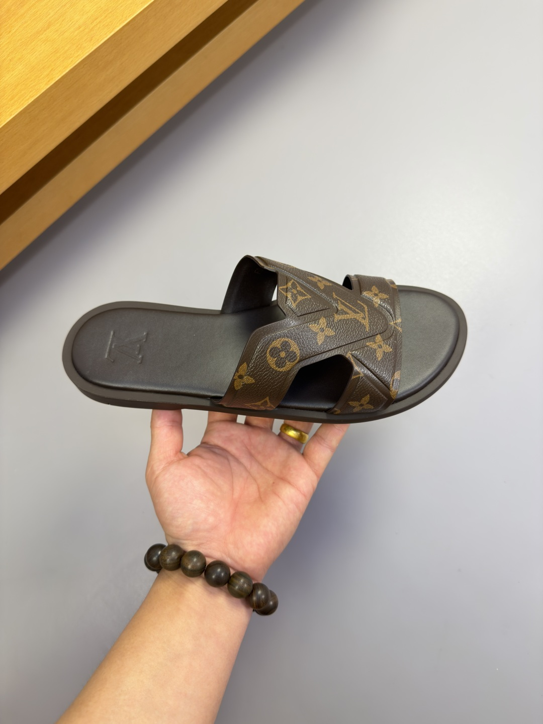 LV A貨男士拖鞋黑灰經典花紋設計百搭舒適休閒款| 12 LV A貨男士拖鞋黑灰經典花紋設計百搭舒適休閒款