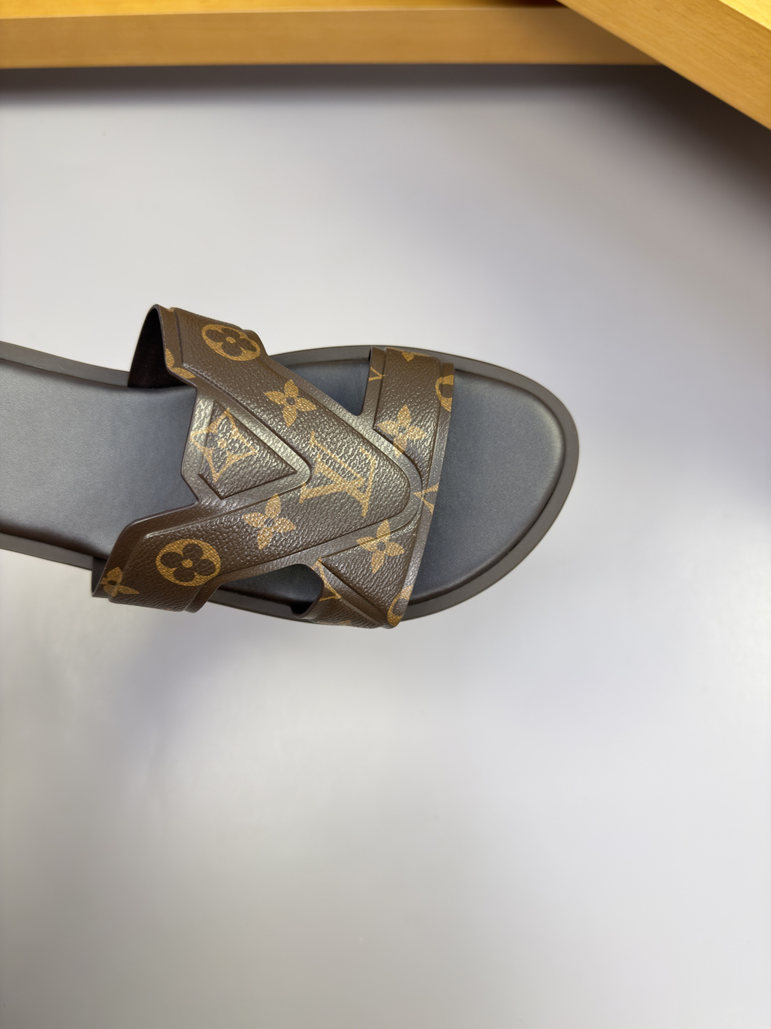 LV A貨男士拖鞋黑灰經典花紋設計百搭舒適休閒款| 10 LV A貨男士拖鞋黑灰經典花紋設計百搭舒適休閒款