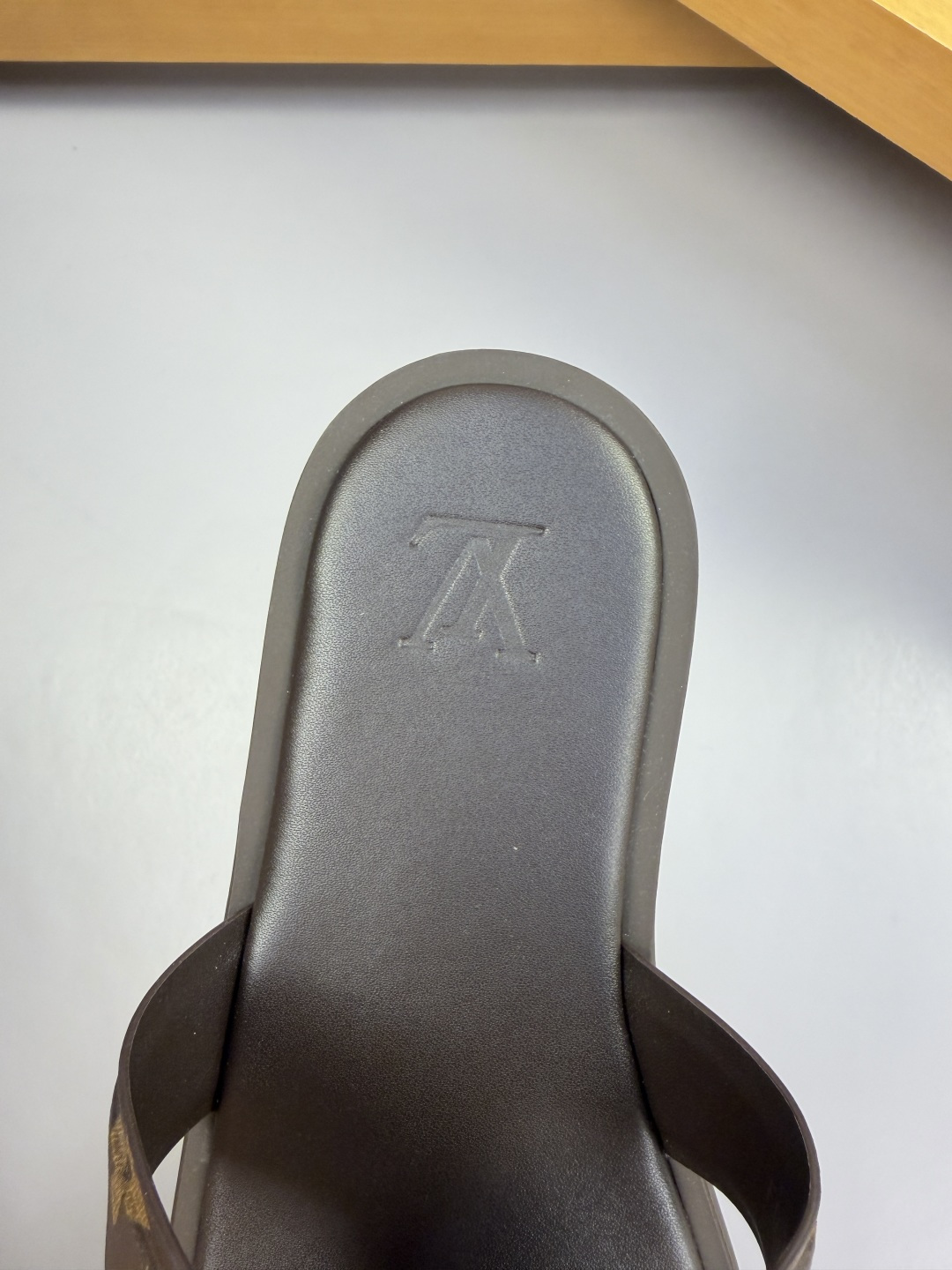 LV A貨男士拖鞋黑灰經典花紋設計百搭舒適休閒款| 9 LV A貨男士拖鞋黑灰經典花紋設計百搭舒適休閒款