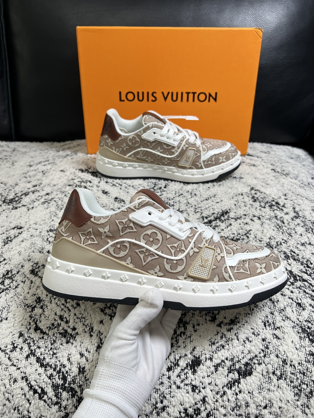 LV A貨男女款老花休閒板鞋卡其拼色經典百搭潮流運動鞋| 12 LV A貨男女款老花休閒板鞋卡其拼色經典百搭潮流運動鞋