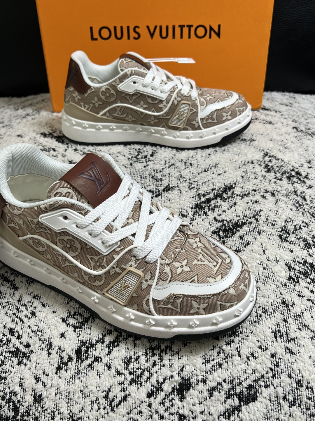LV A貨男女款老花休閒板鞋卡其拼色經典百搭潮流運動鞋| 10 LV A貨男女款老花休閒板鞋卡其拼色經典百搭潮流運動鞋