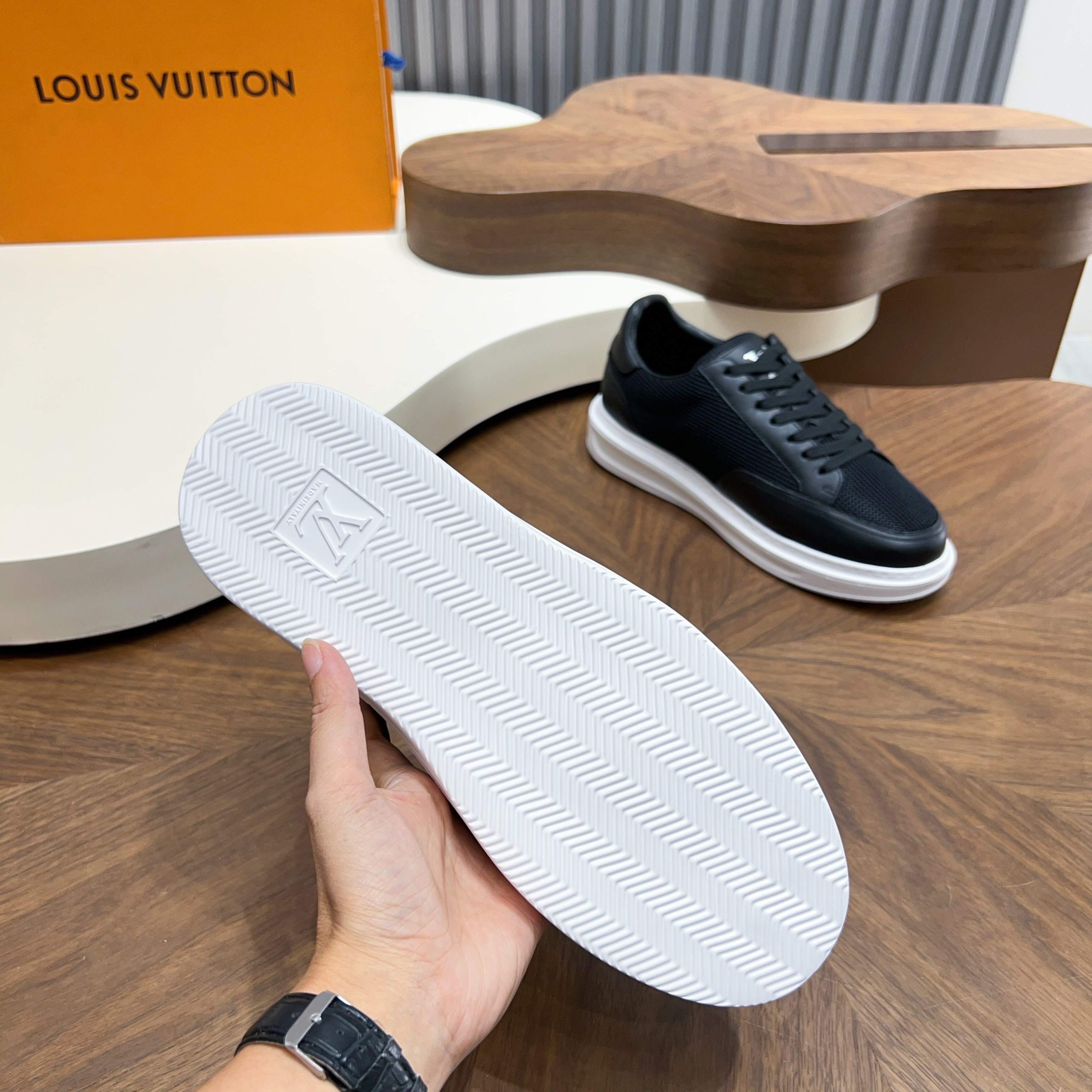 LV A貨男女款全黑皮面休閒板鞋低調百搭舒適耐穿運動鞋| 13 LV A貨男女款全黑皮面休閒板鞋低調百搭舒適耐穿運動鞋