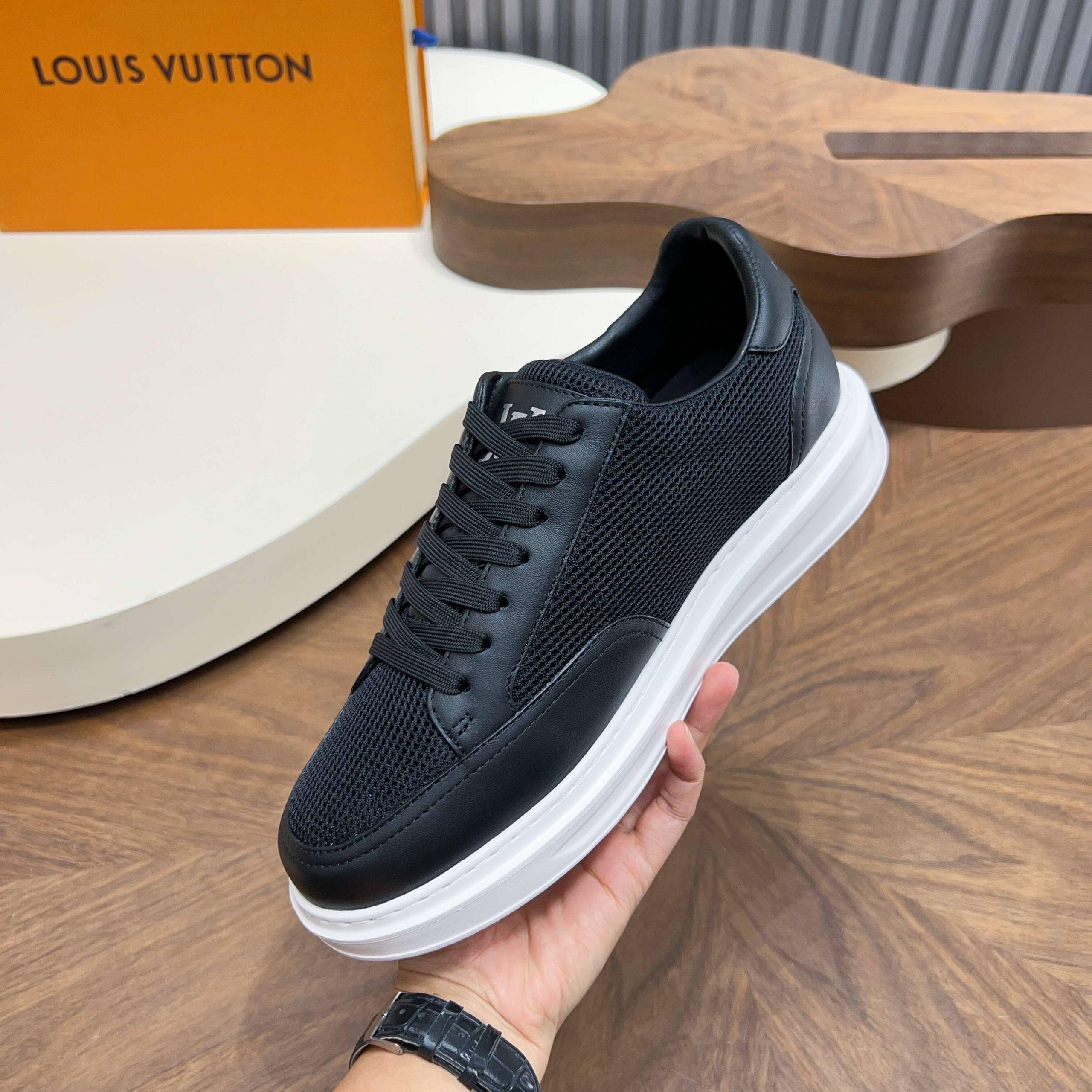 LV A貨男女款全黑皮面休閒板鞋低調百搭舒適耐穿運動鞋| 12 LV A貨男女款全黑皮面休閒板鞋低調百搭舒適耐穿運動鞋