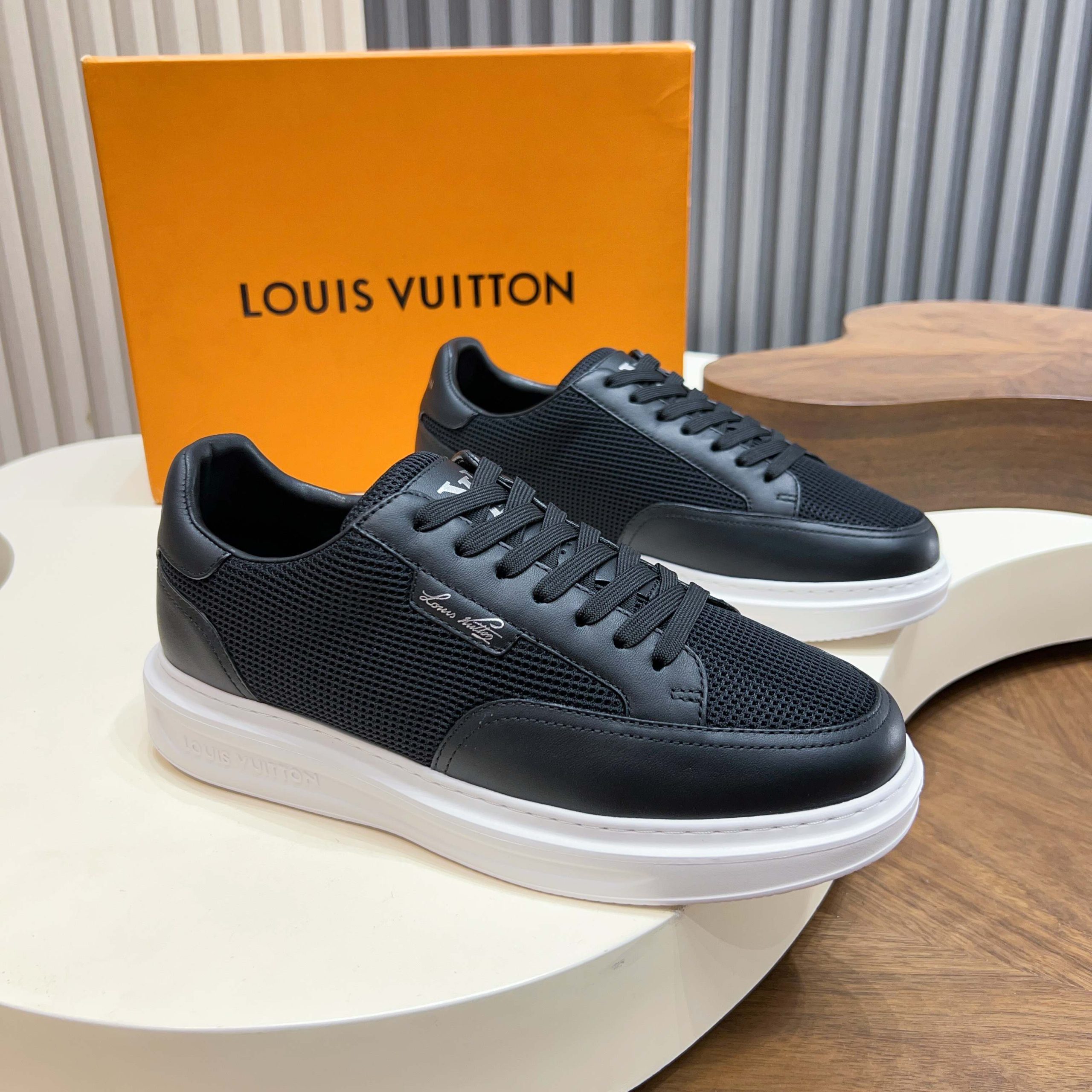 LV A貨男女款全黑皮面休閒板鞋低調百搭舒適耐穿運動鞋| 9 LV A貨男女款全黑皮面休閒板鞋低調百搭舒適耐穿運動鞋