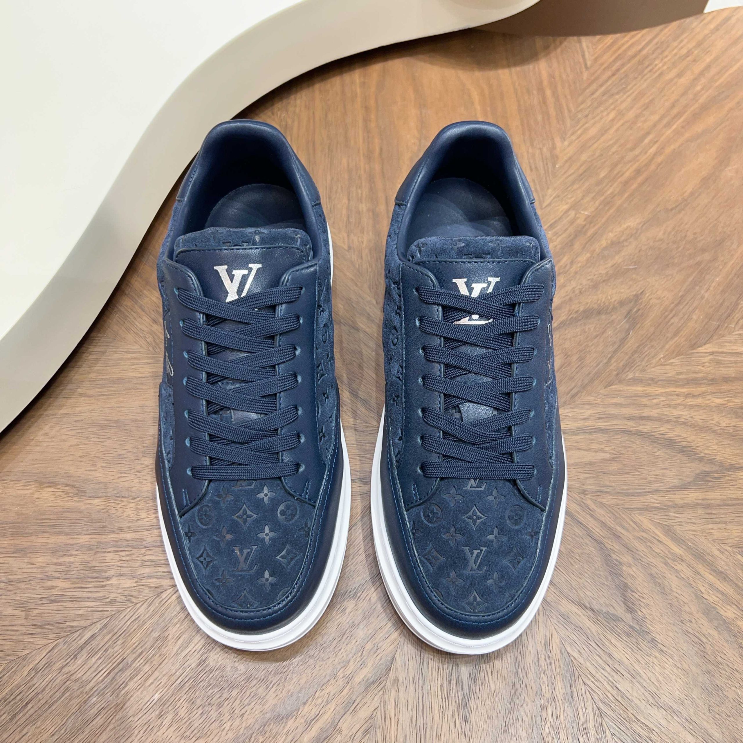 LV A貨男女款深藍壓紋老花休閒鞋經典百搭潮流運動板鞋| 3 LV A貨男女款深藍壓紋老花休閒鞋經典百搭潮流運動板鞋