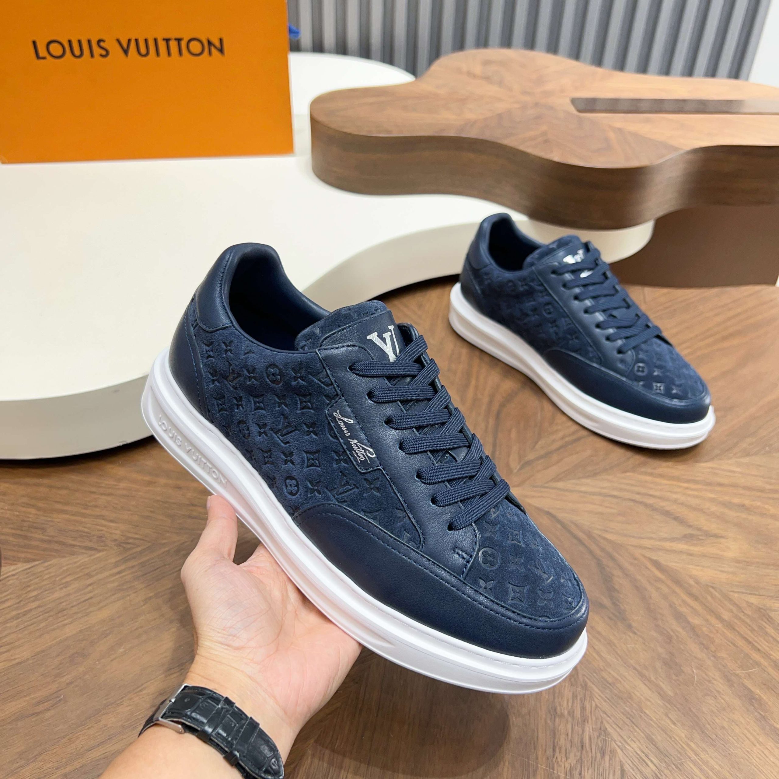 LV A貨男女款深藍壓紋老花休閒鞋經典百搭潮流運動板鞋| 14 LV A貨男女款深藍壓紋老花休閒鞋經典百搭潮流運動板鞋