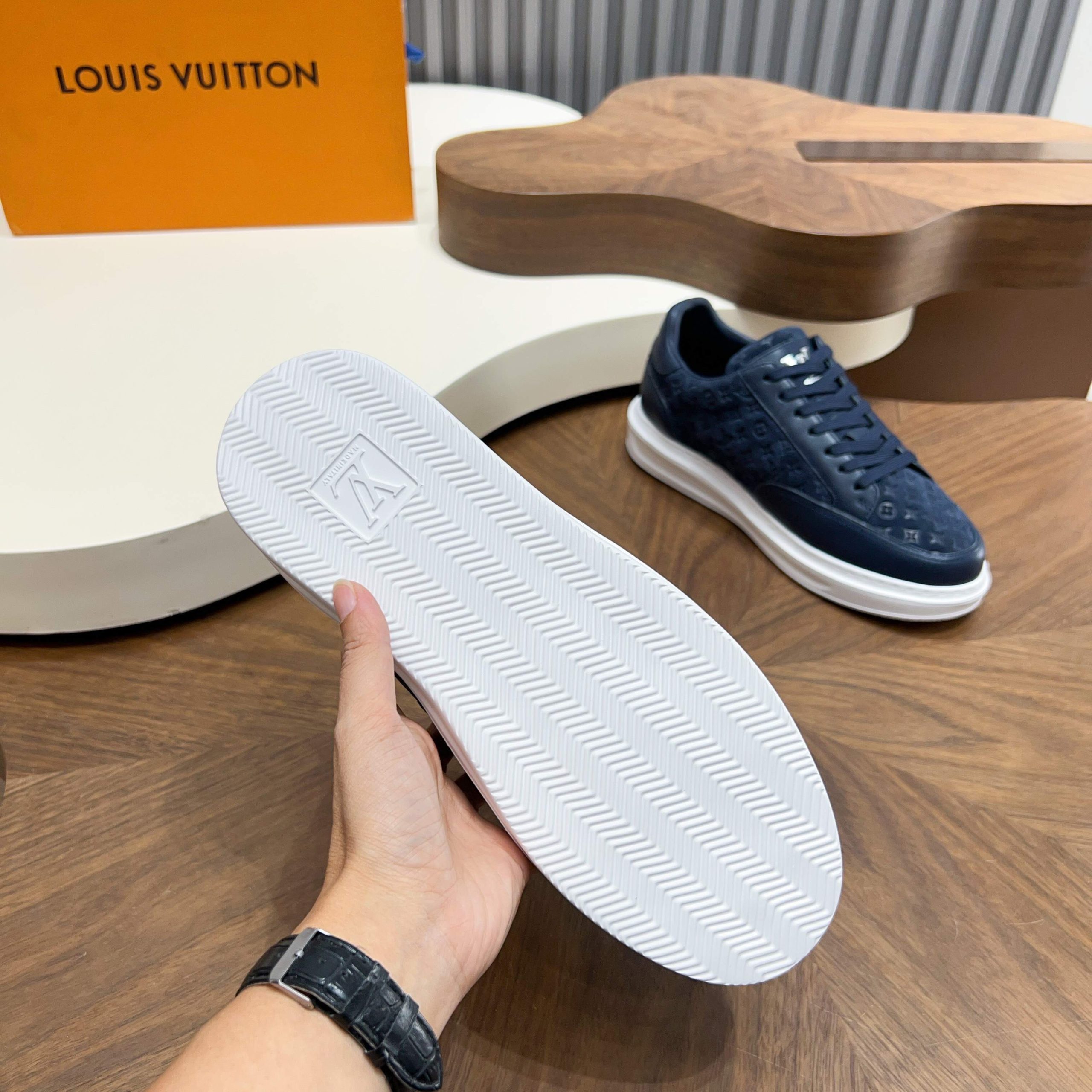 LV A貨男女款深藍壓紋老花休閒鞋經典百搭潮流運動板鞋| 13 LV A貨男女款深藍壓紋老花休閒鞋經典百搭潮流運動板鞋