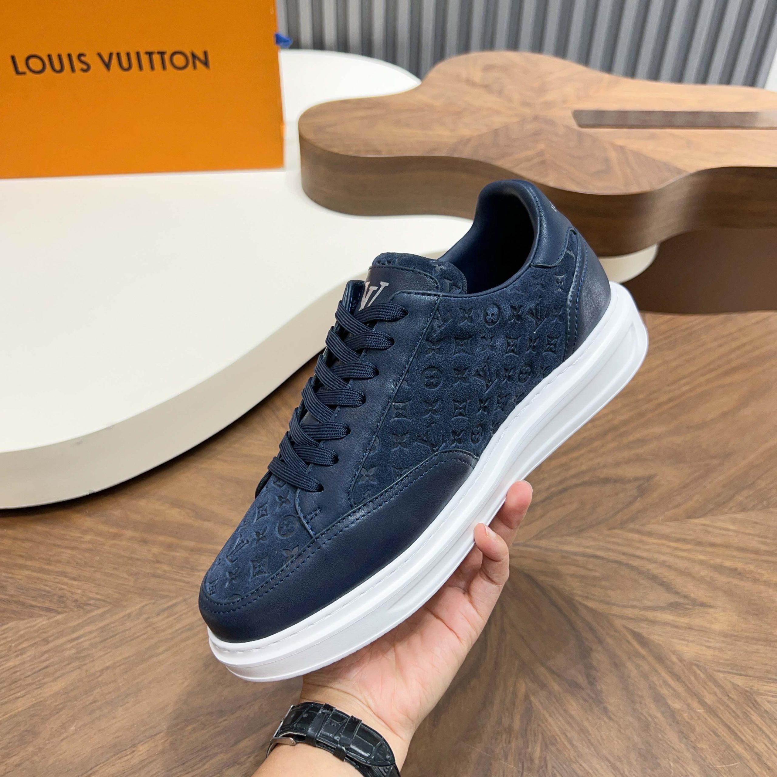 LV A貨男女款深藍壓紋老花休閒鞋經典百搭潮流運動板鞋| 11 LV A貨男女款深藍壓紋老花休閒鞋經典百搭潮流運動板鞋