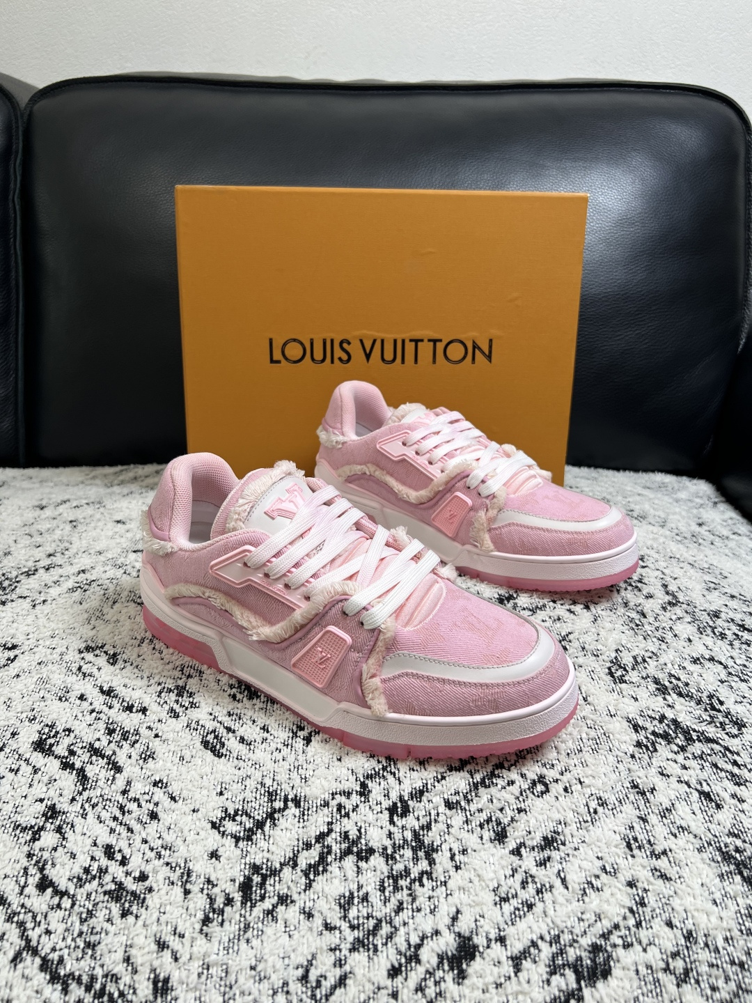 LV 一比一女款休閒鞋 粉色毛邊拼接厚底板鞋 百搭潮流運動鞋
