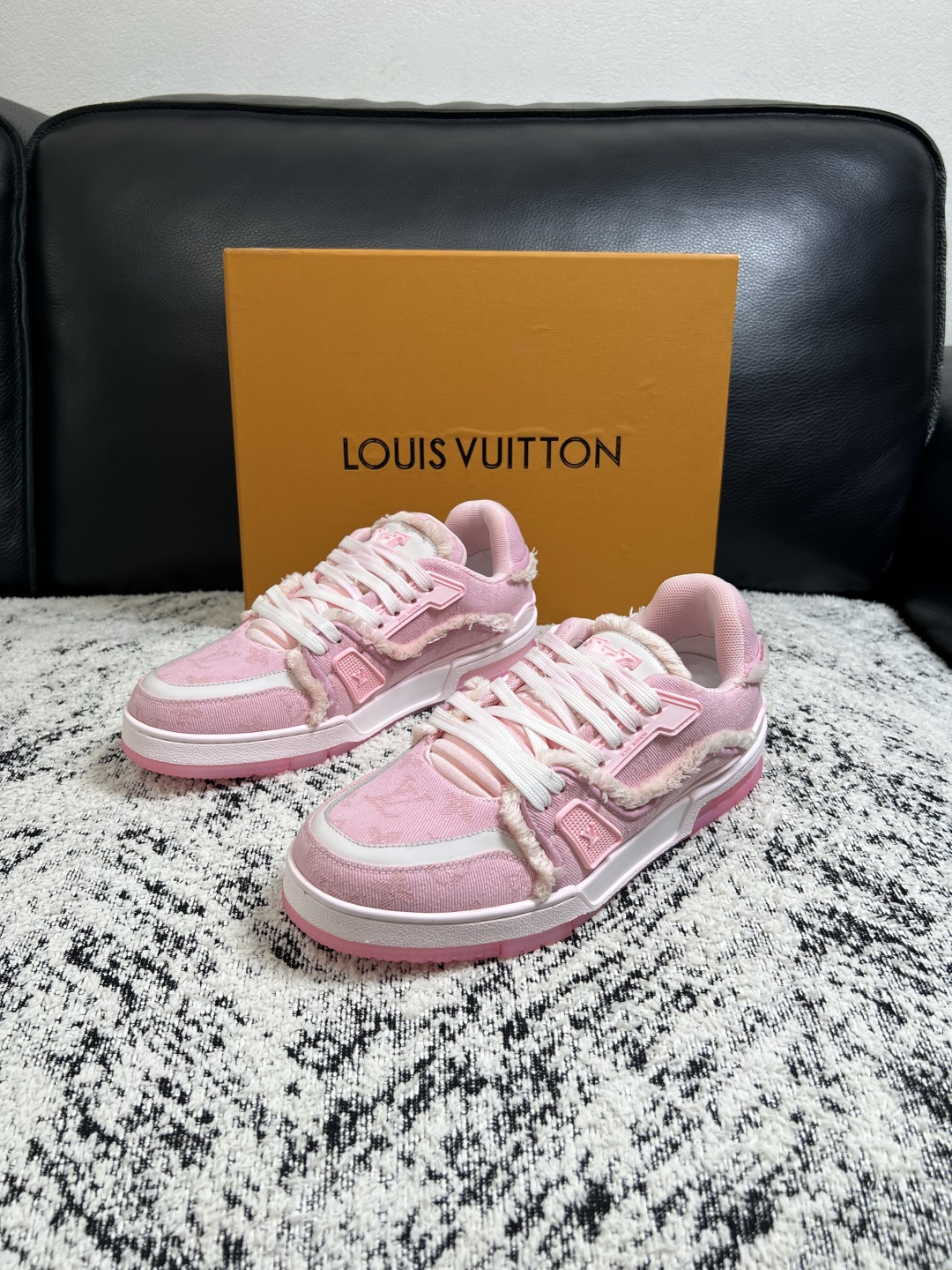 LV 一比一女款休閒鞋 粉色毛邊拼接厚底板鞋 百搭潮流運動鞋| 14 LV 一比一女款休閒鞋 粉色毛邊拼接厚底板鞋 百搭潮流運動鞋