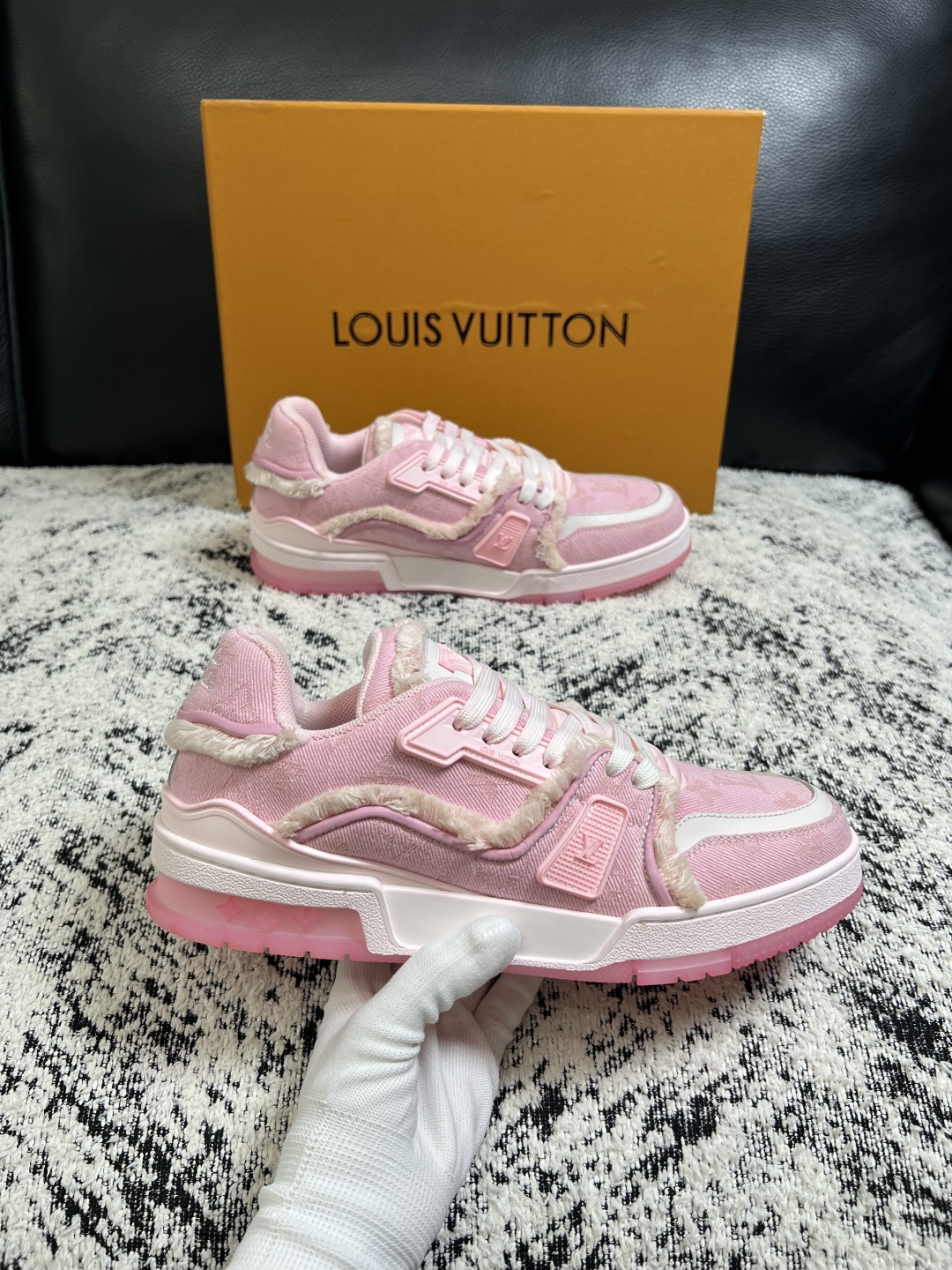 LV 一比一女款休閒鞋 粉色毛邊拼接厚底板鞋 百搭潮流運動鞋| 12 LV 一比一女款休閒鞋 粉色毛邊拼接厚底板鞋 百搭潮流運動鞋