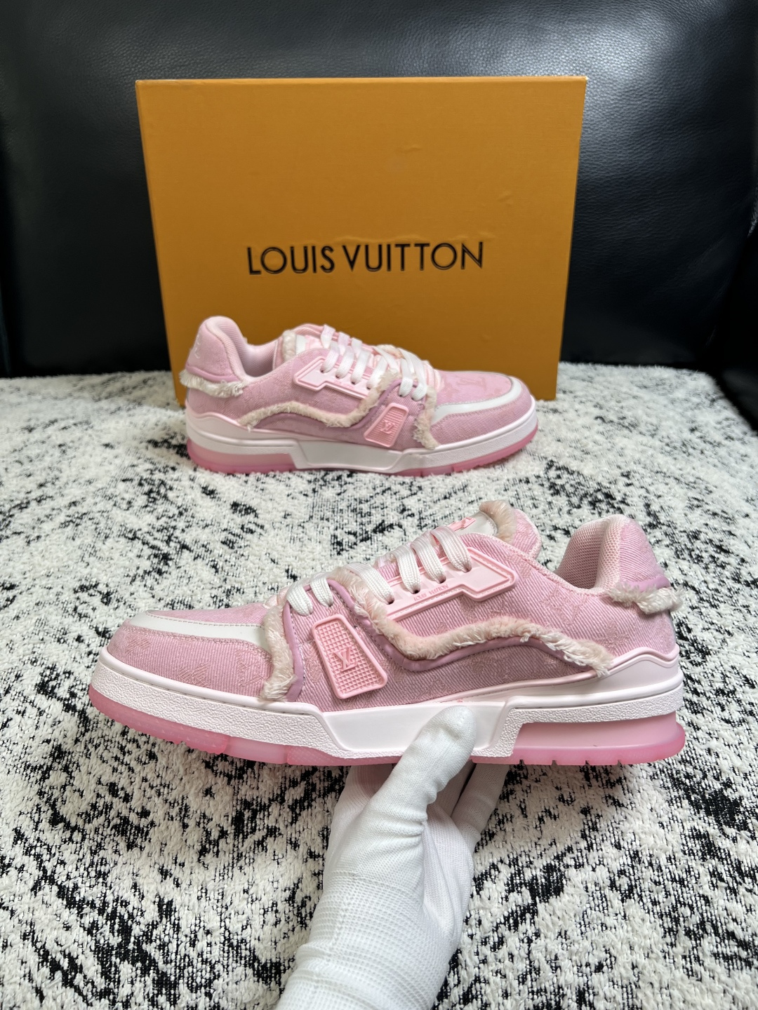 LV 一比一女款休閒鞋 粉色毛邊拼接厚底板鞋 百搭潮流運動鞋| 11 LV 一比一女款休閒鞋 粉色毛邊拼接厚底板鞋 百搭潮流運動鞋