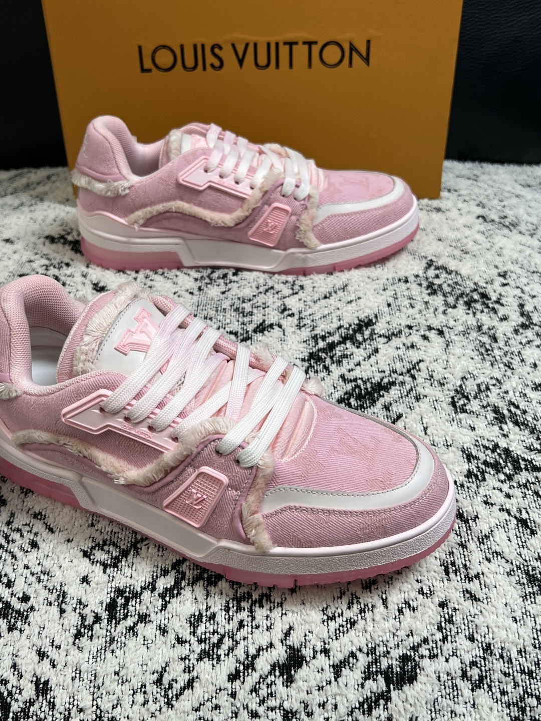 LV 一比一女款休閒鞋 粉色毛邊拼接厚底板鞋 百搭潮流運動鞋| 10 LV 一比一女款休閒鞋 粉色毛邊拼接厚底板鞋 百搭潮流運動鞋