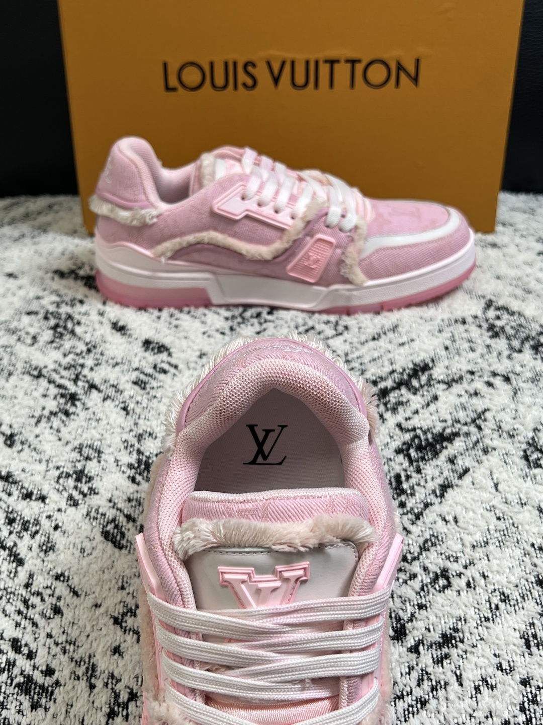 LV 一比一女款休閒鞋 粉色毛邊拼接厚底板鞋 百搭潮流運動鞋| 9 LV 一比一女款休閒鞋 粉色毛邊拼接厚底板鞋 百搭潮流運動鞋