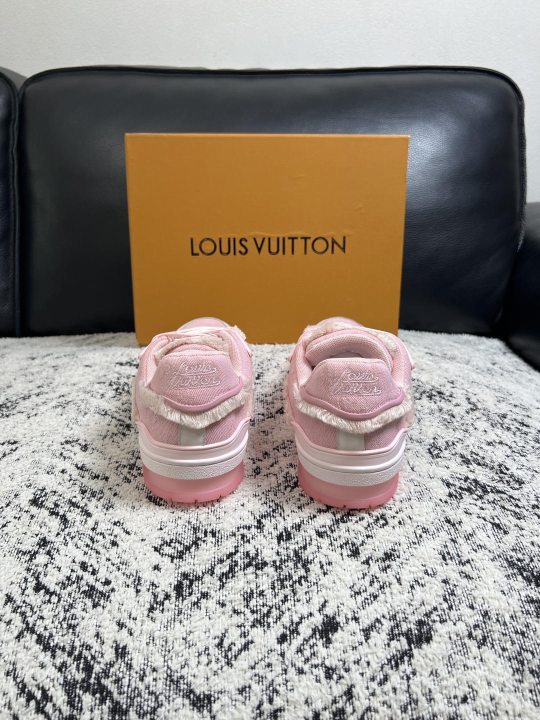 LV 一比一女款休閒鞋 粉色毛邊拼接厚底板鞋 百搭潮流運動鞋| 8 LV 一比一女款休閒鞋 粉色毛邊拼接厚底板鞋 百搭潮流運動鞋