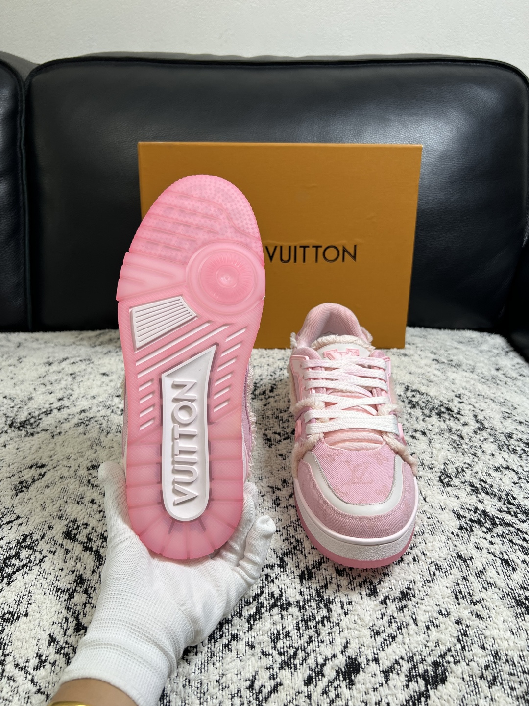 LV 一比一女款休閒鞋 粉色毛邊拼接厚底板鞋 百搭潮流運動鞋| 7 LV 一比一女款休閒鞋 粉色毛邊拼接厚底板鞋 百搭潮流運動鞋