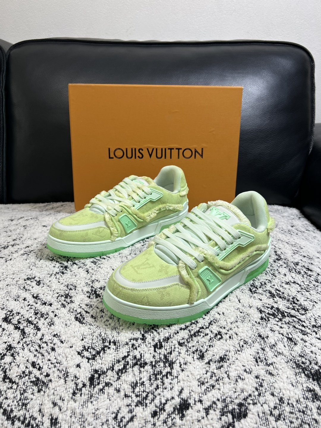 LV 高仿女款休閒鞋 綠色毛邊拼接厚底板鞋 潮流百搭運動鞋| 14 LV 高仿女款休閒鞋 綠色毛邊拼接厚底板鞋 潮流百搭運動鞋