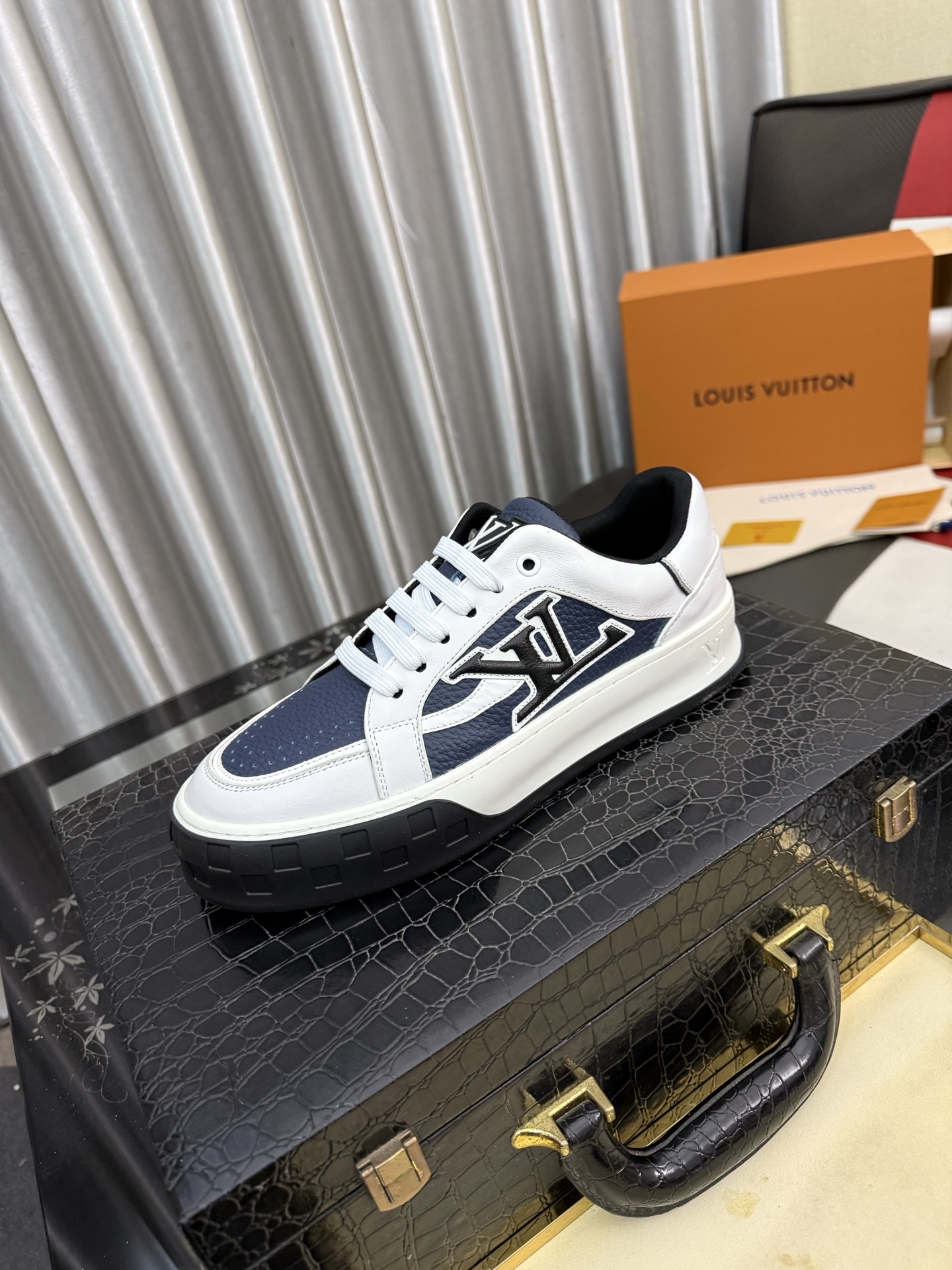 LV 一比一男士休閒鞋 藍白拼接牛皮低筒板鞋 潮流百搭鞋| 6 LV 一比一男士休閒鞋 藍白拼接牛皮低筒板鞋 潮流百搭鞋
