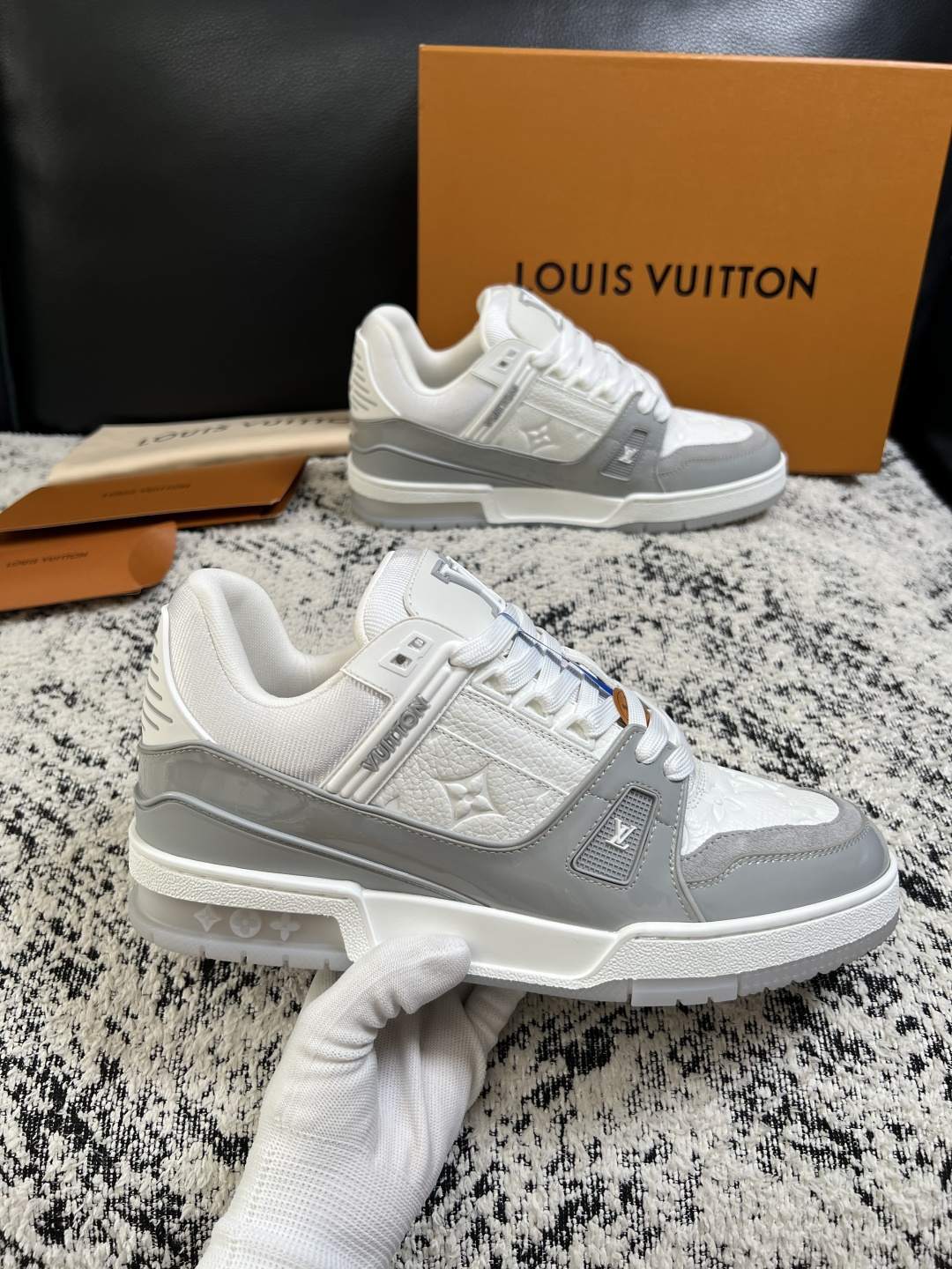 LV 一比一男士休閒鞋 白灰拼接牛皮低筒板鞋 百搭運動鞋| 12 LV 一比一男士休閒鞋 白灰拼接牛皮低筒板鞋 百搭運動鞋