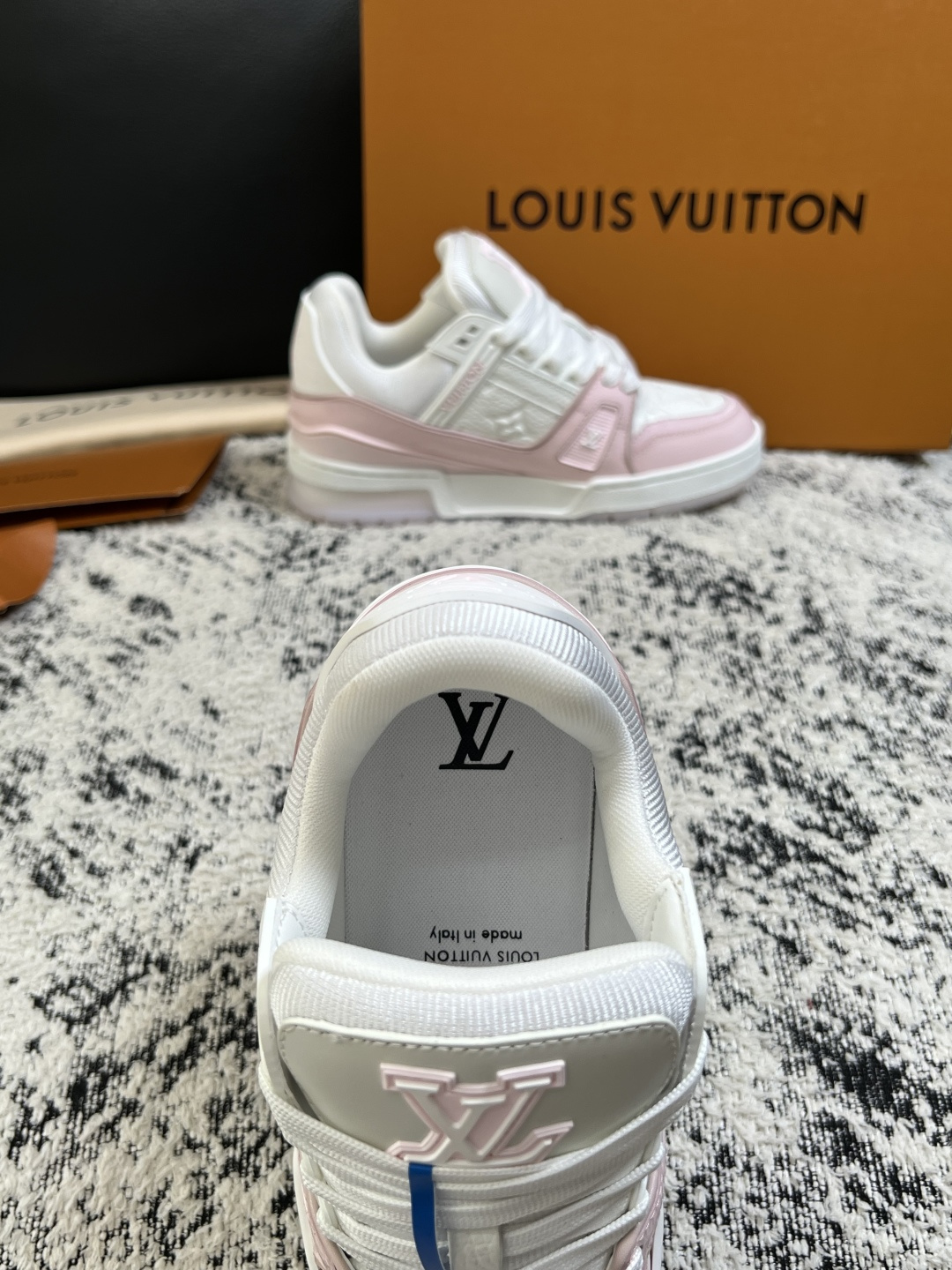 LV 高仿休閒鞋 白粉拼接牛皮低筒板鞋 女款百搭運動鞋| 9 LV 高仿休閒鞋 白粉拼接牛皮低筒板鞋 女款百搭運動鞋
