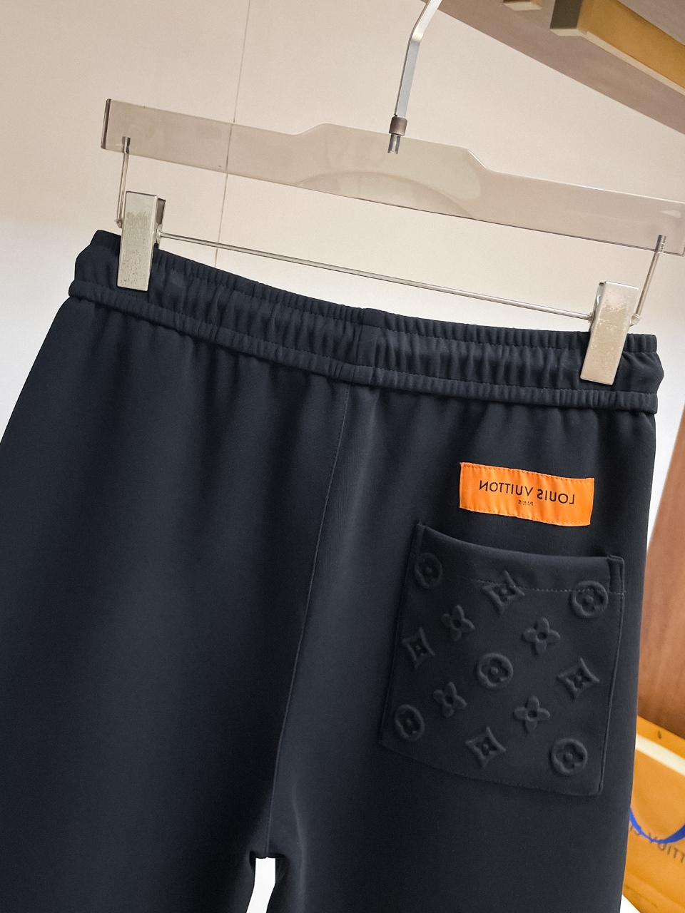 LV高仿短褲男士立體刺繡Logo設計運動休閒百搭款| 18 LV高仿短褲男士立體刺繡Logo設計運動休閒百搭款