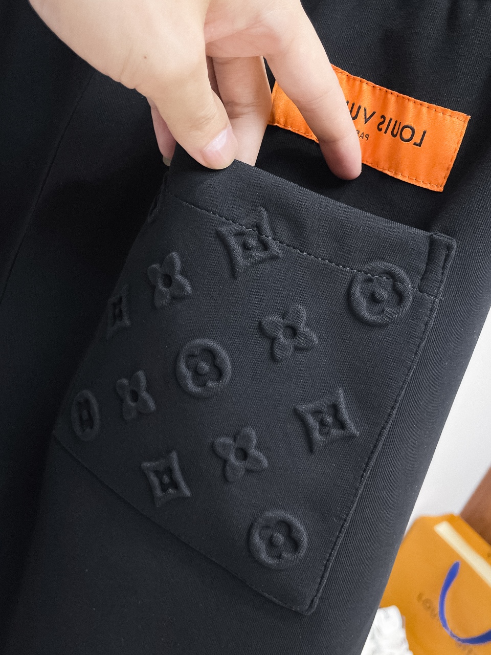 LV高仿短褲男士立體刺繡Logo設計運動休閒百搭款| 15 LV高仿短褲男士立體刺繡Logo設計運動休閒百搭款