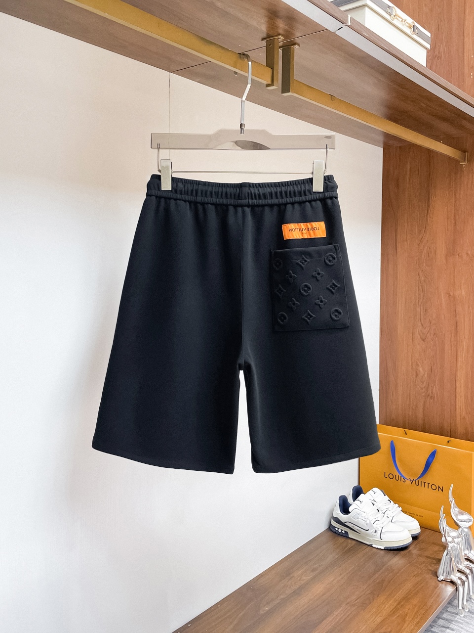 LV高仿短褲男士立體刺繡Logo設計運動休閒百搭款| 14 LV高仿短褲男士立體刺繡Logo設計運動休閒百搭款