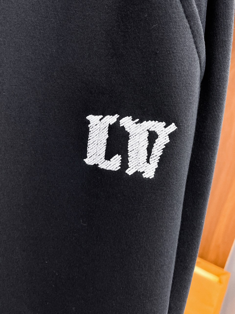 LV高仿短褲男士簡約刺繡字母設計運動休閒百搭款| 12 LV高仿短褲男士簡約刺繡字母設計運動休閒百搭款