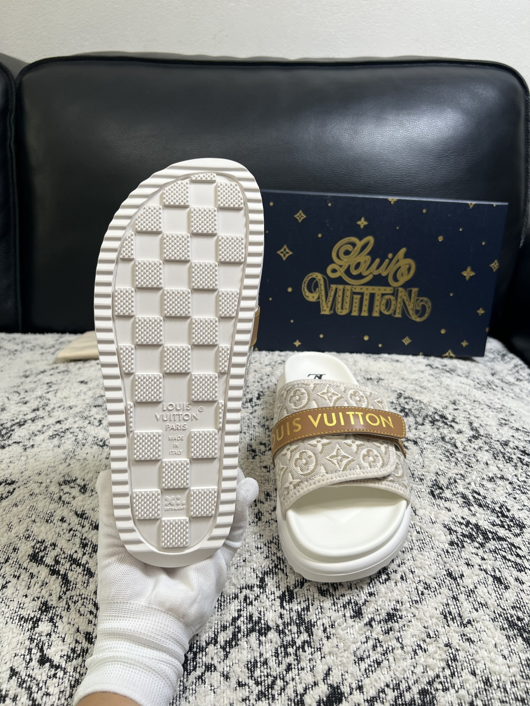 LV高仿魔術貼拖鞋 米白Monogram設計休閒厚底涼拖| 7 LV高仿魔術貼拖鞋 米白Monogram設計休閒厚底涼拖
