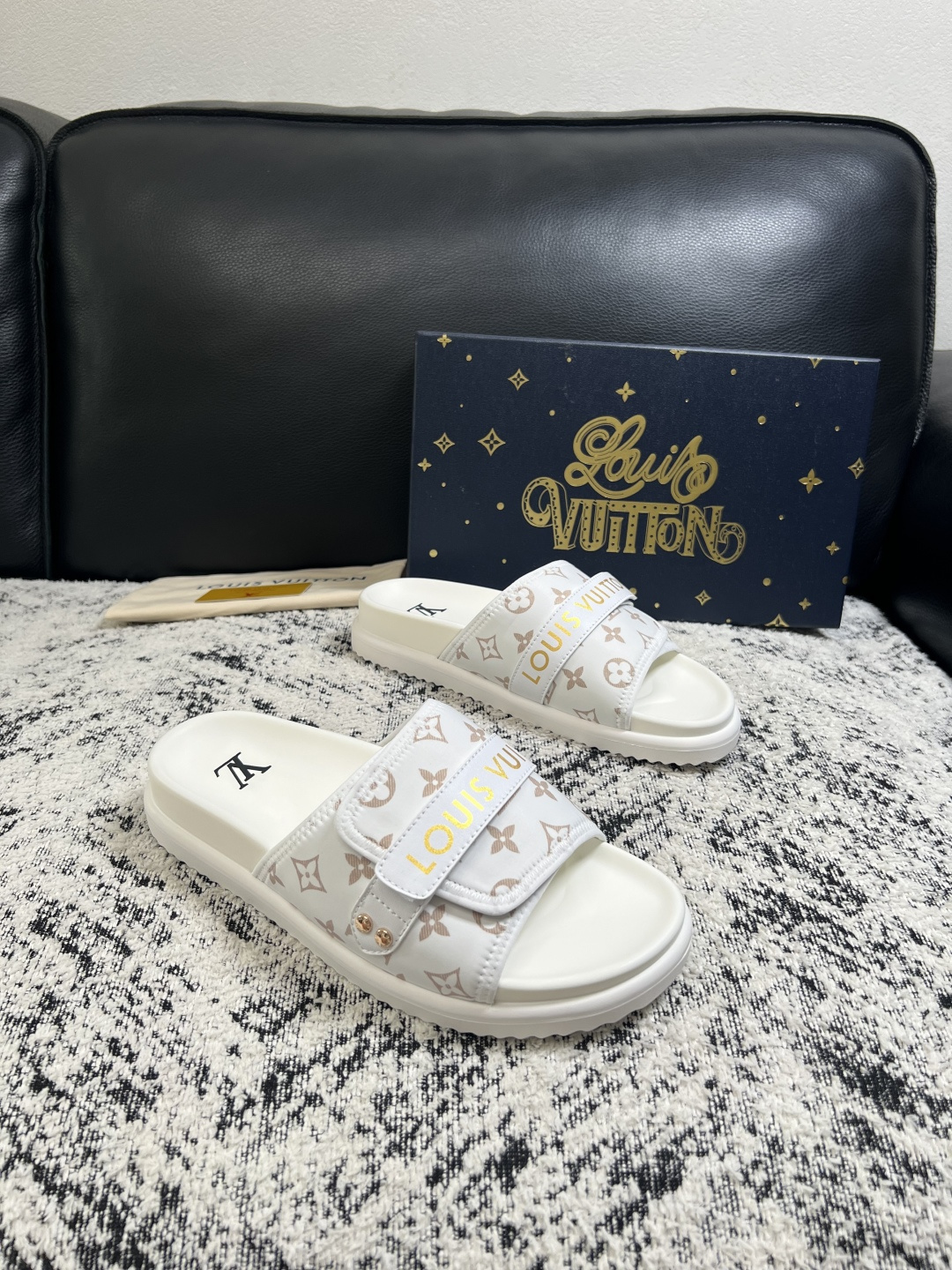 LV一比一魔術貼拖鞋 白色Monogram印花休閒百搭厚底涼拖| 3 LV一比一魔術貼拖鞋 白色Monogram印花休閒百搭厚底涼拖