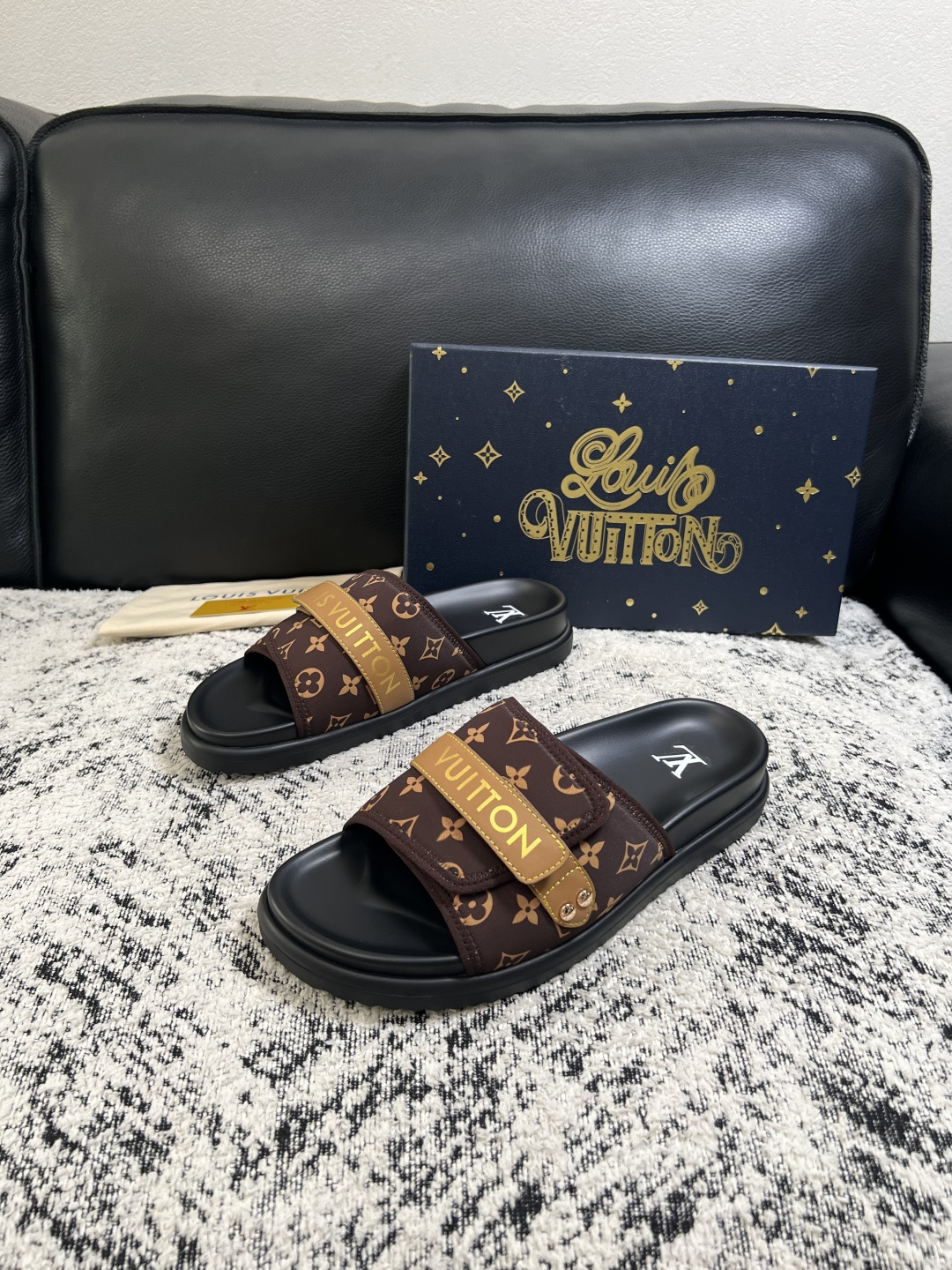 LV一比一Monogram魔術貼拖鞋 咖啡印花設計休閒厚底涼拖| 14 LV一比一Monogram魔術貼拖鞋 咖啡印花設計休閒厚底涼拖