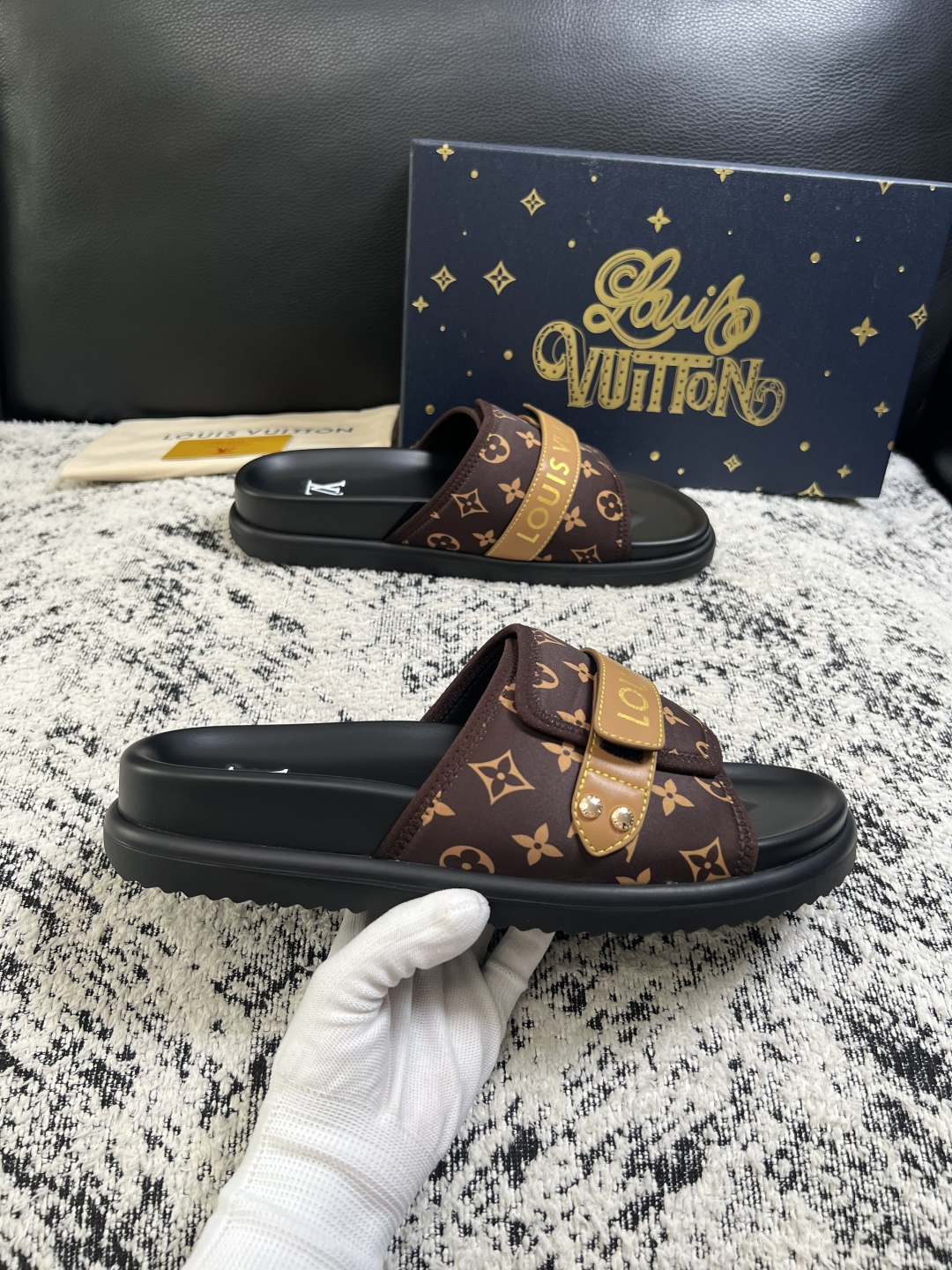 LV一比一Monogram魔術貼拖鞋 咖啡印花設計休閒厚底涼拖| 12 LV一比一Monogram魔術貼拖鞋 咖啡印花設計休閒厚底涼拖