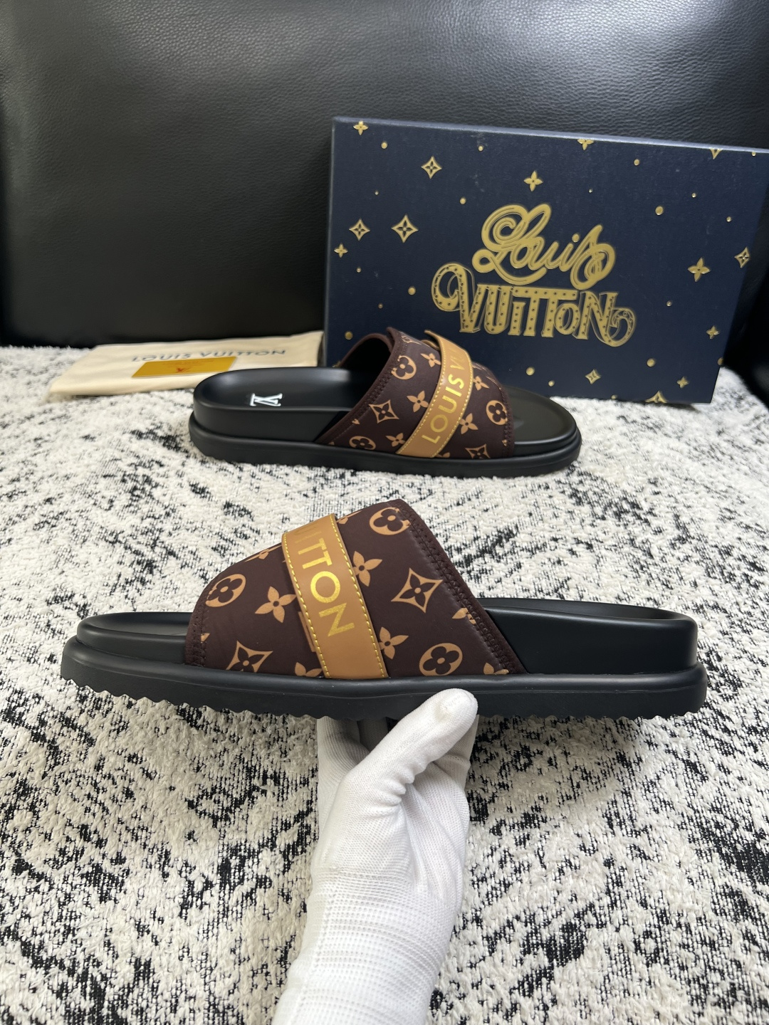 LV一比一Monogram魔術貼拖鞋 咖啡印花設計休閒厚底涼拖| 11 LV一比一Monogram魔術貼拖鞋 咖啡印花設計休閒厚底涼拖