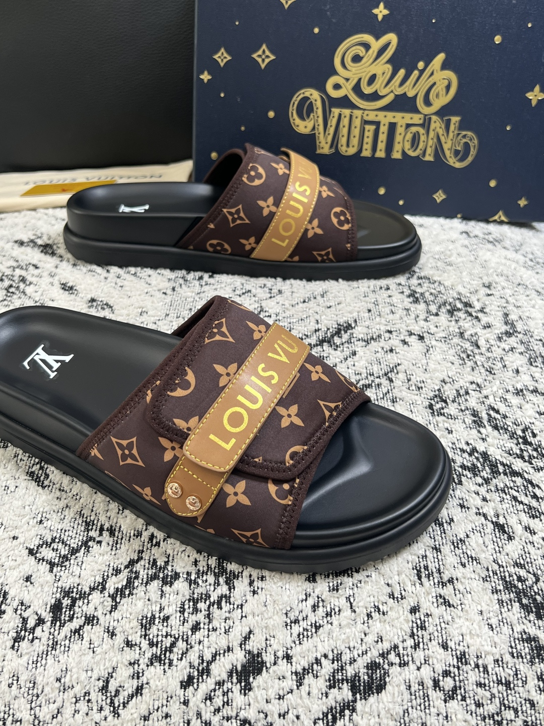 LV一比一Monogram魔術貼拖鞋 咖啡印花設計休閒厚底涼拖| 10 LV一比一Monogram魔術貼拖鞋 咖啡印花設計休閒厚底涼拖