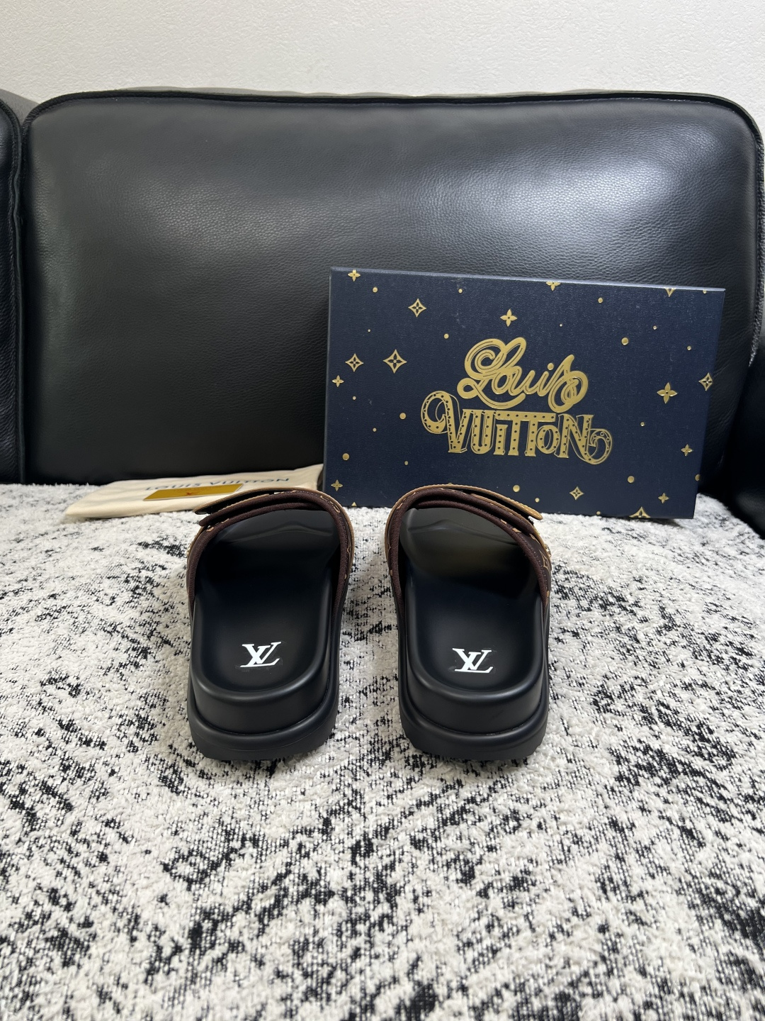 LV一比一Monogram魔術貼拖鞋 咖啡印花設計休閒厚底涼拖| 8 LV一比一Monogram魔術貼拖鞋 咖啡印花設計休閒厚底涼拖
