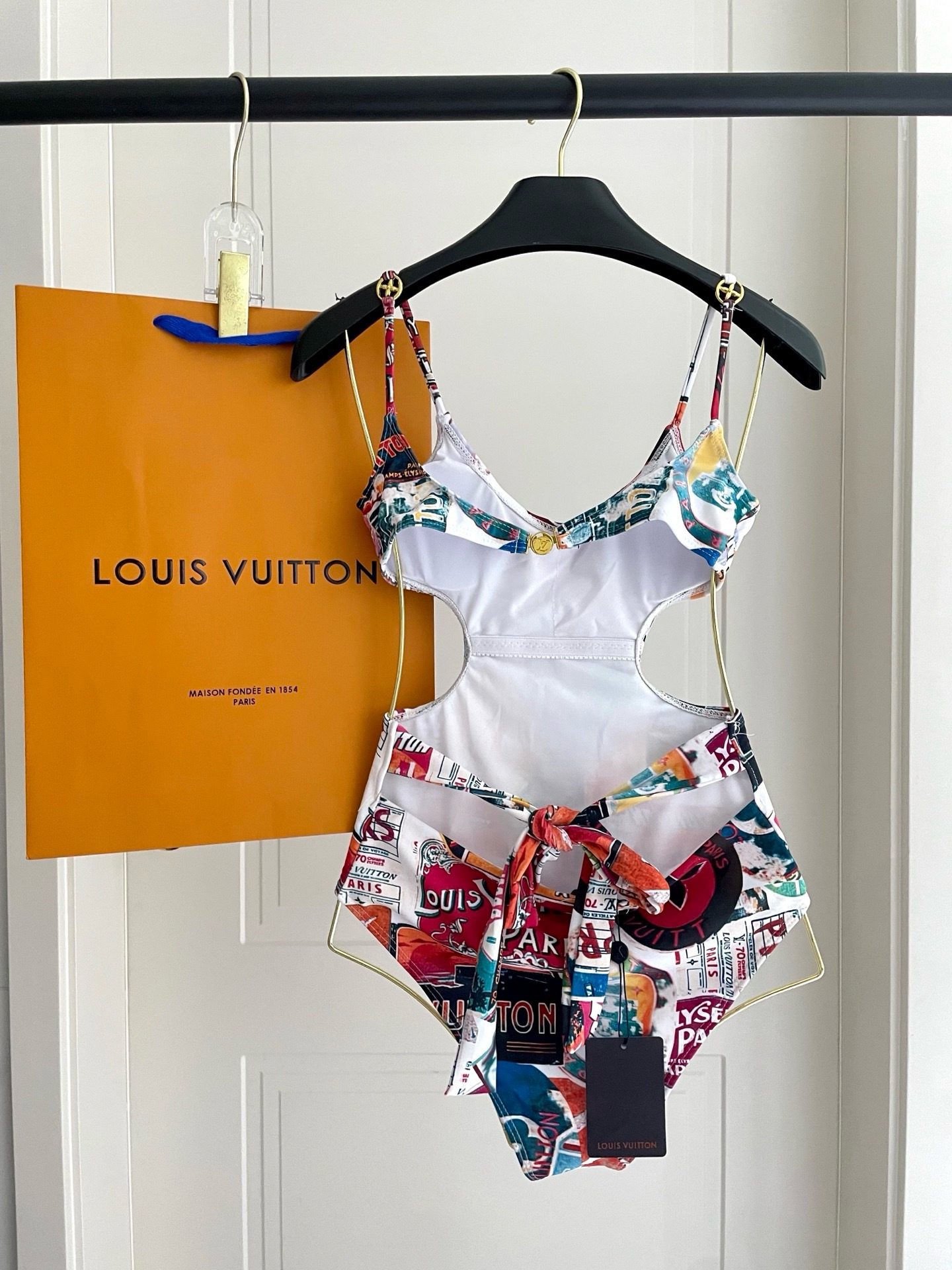 LV 一比一 彩色印花连体泳衣 贴纸风修身显瘦女士泳装