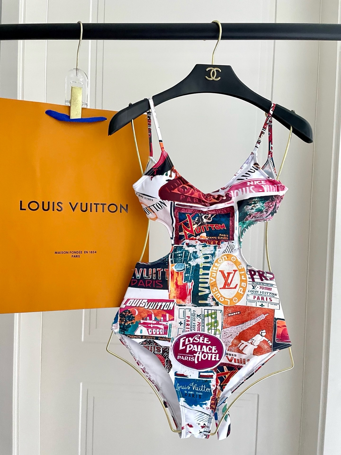 LV 一比一 彩色印花连体泳衣 贴纸风修身显瘦女士泳装