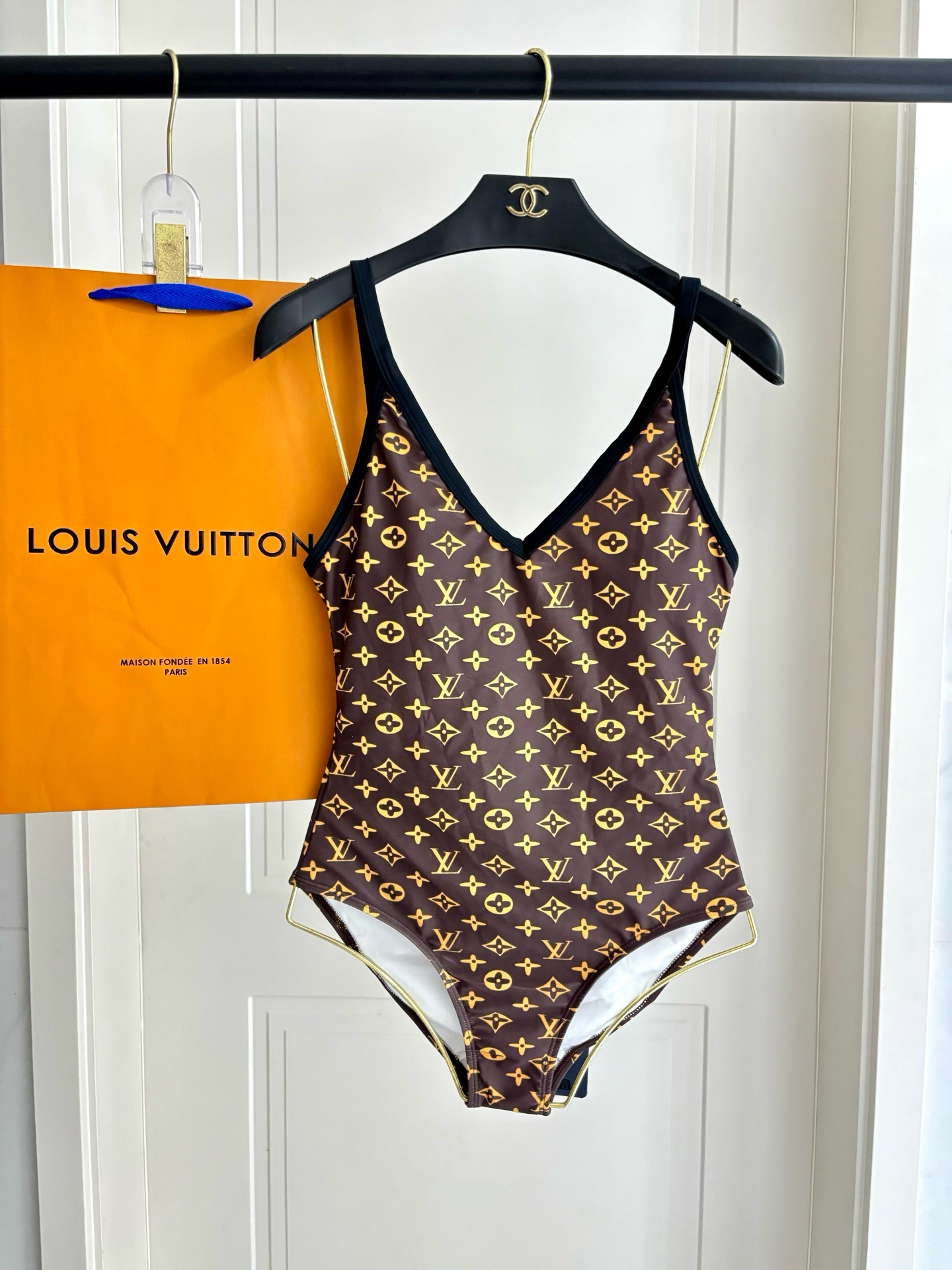 LV 一比一 Monogram老花V领连体泳衣 修身显瘦泳装| 3 LV 一比一 Monogram老花V领连体泳衣 修身显瘦泳装