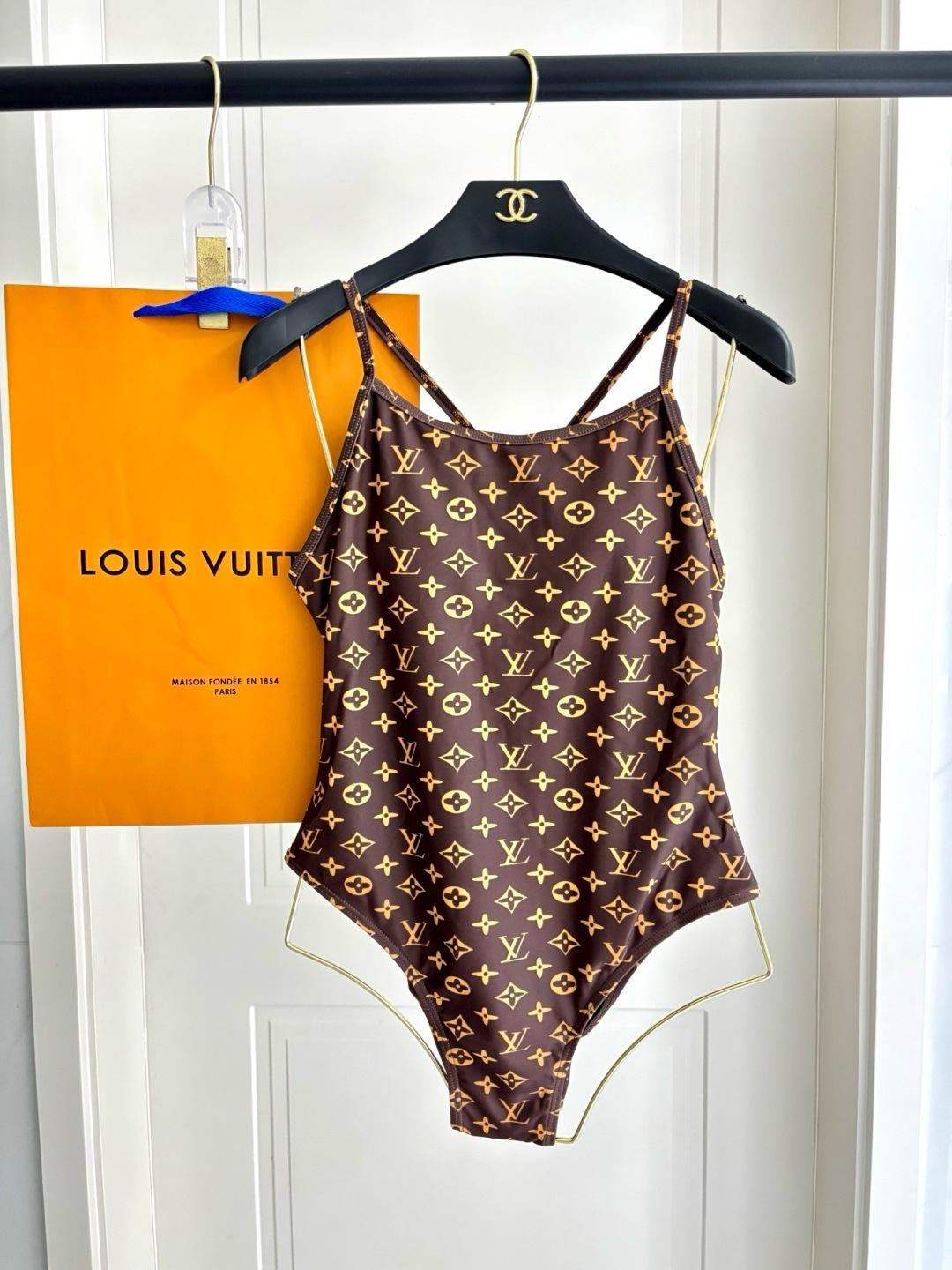LV 高仿 Monogram老花细肩带连体泳衣 简约修身泳装