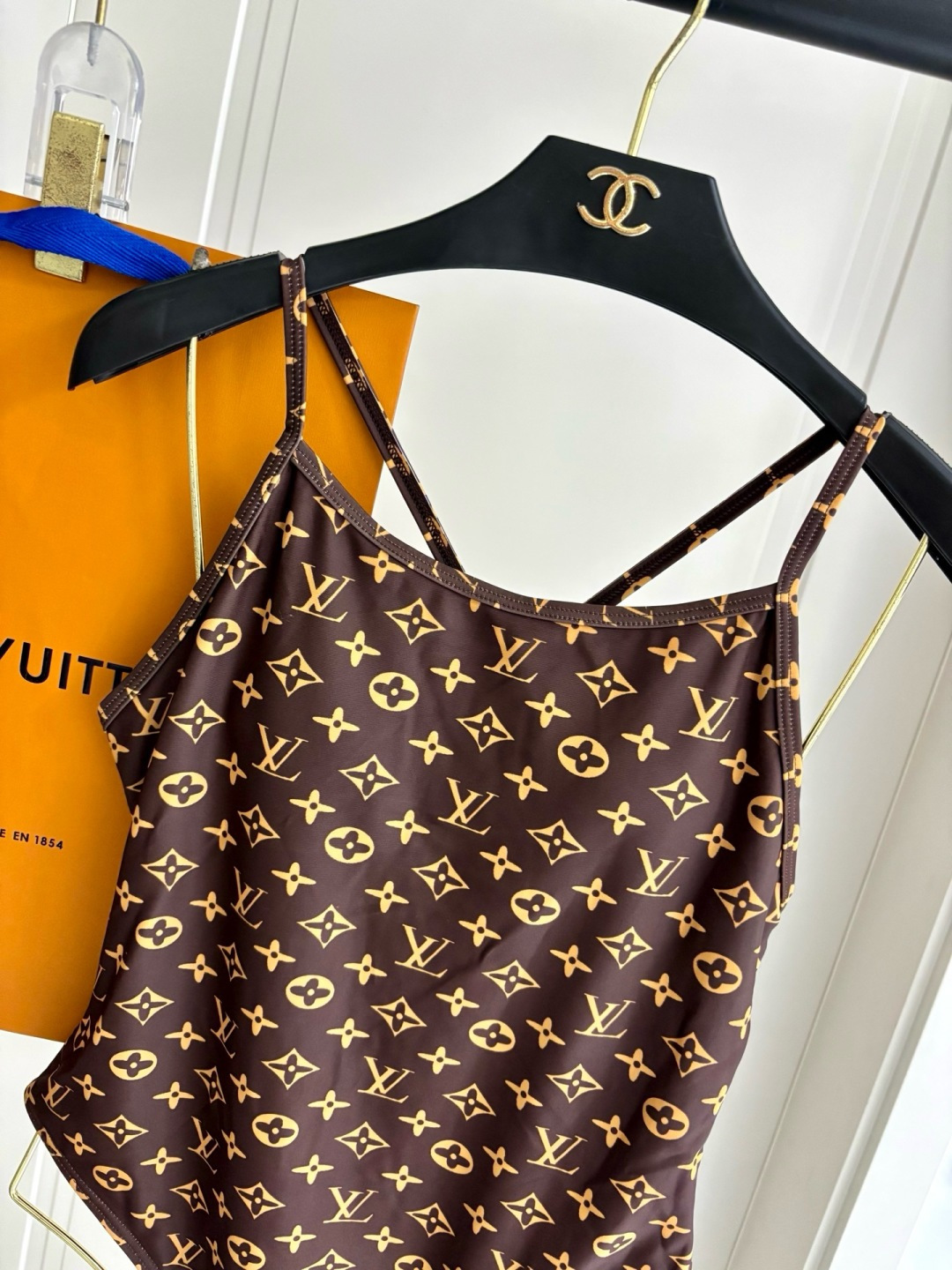 LV 高仿 Monogram老花细肩带连体泳衣 简约修身泳装