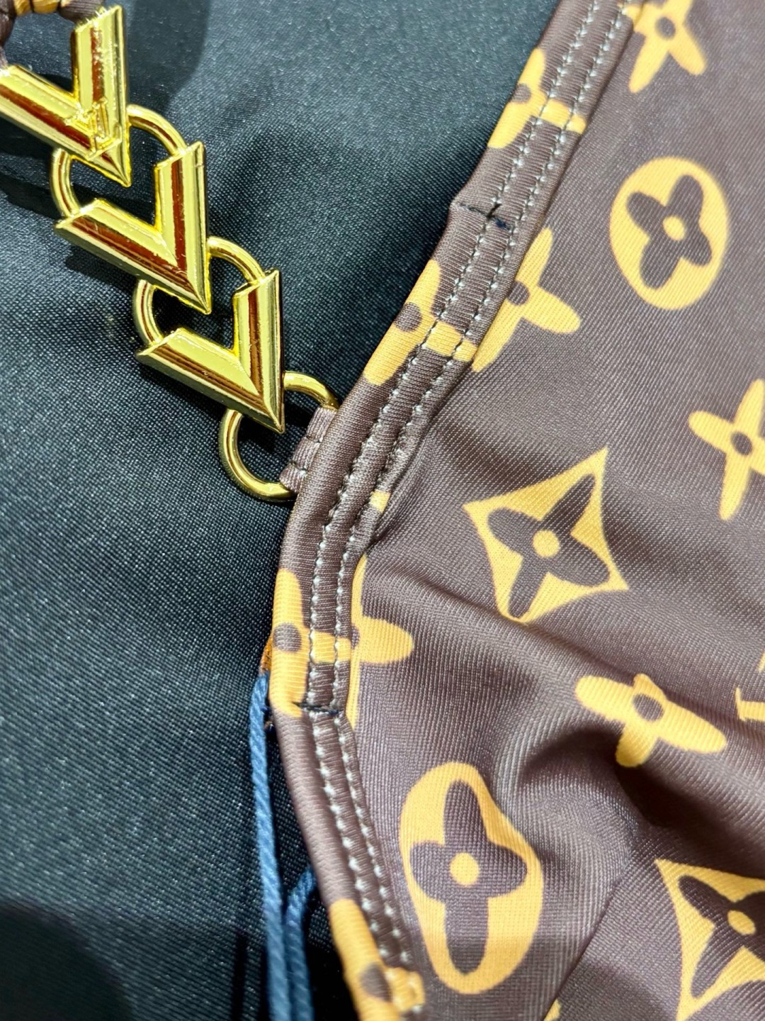 LV 高仿 Monogram老花细肩带连体泳衣 简约修身泳装