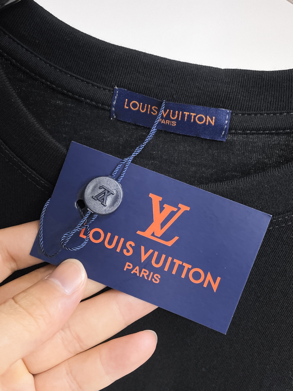 LV原單短袖T恤男士刺繡字母Logo設計休閒百搭款| 13 LV原單短袖T恤男士刺繡字母Logo設計休閒百搭款
