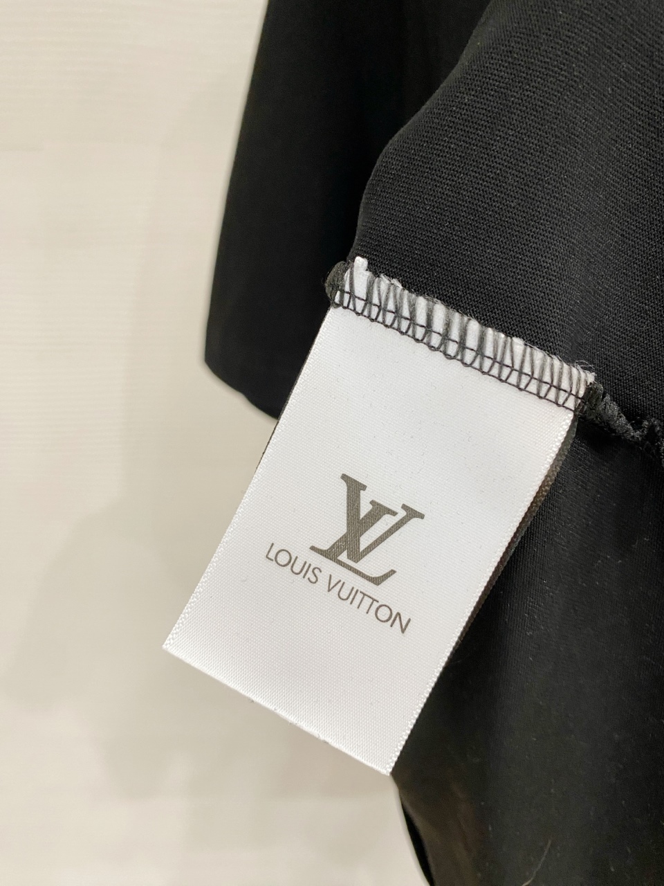LV高仿短袖T恤男士潮流印花設計街頭風百搭款| 8 LV高仿短袖T恤男士潮流印花設計街頭風百搭款