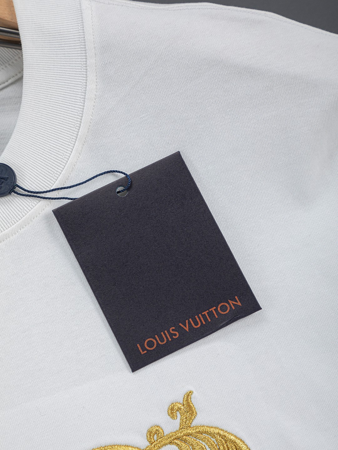LV一比一短袖T恤男士金色刺繡Logo設計簡約輕奢款| 14 LV一比一短袖T恤男士金色刺繡Logo設計簡約輕奢款