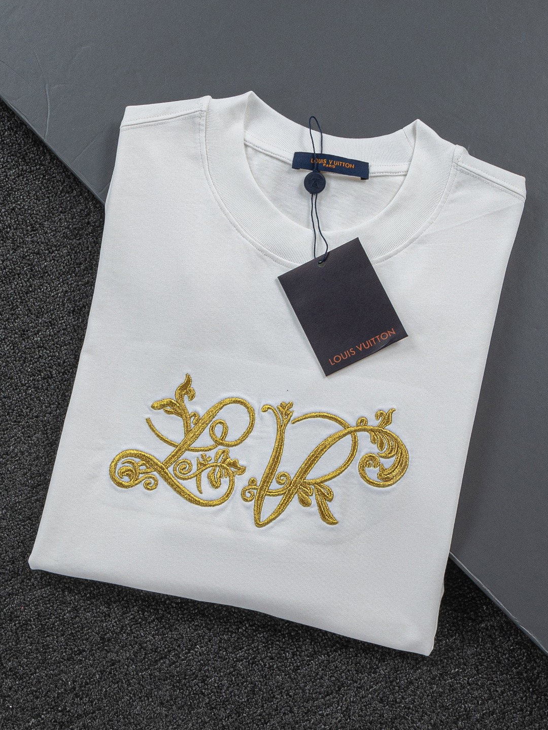 LV一比一短袖T恤男士金色刺繡Logo設計簡約輕奢款| 12 LV一比一短袖T恤男士金色刺繡Logo設計簡約輕奢款