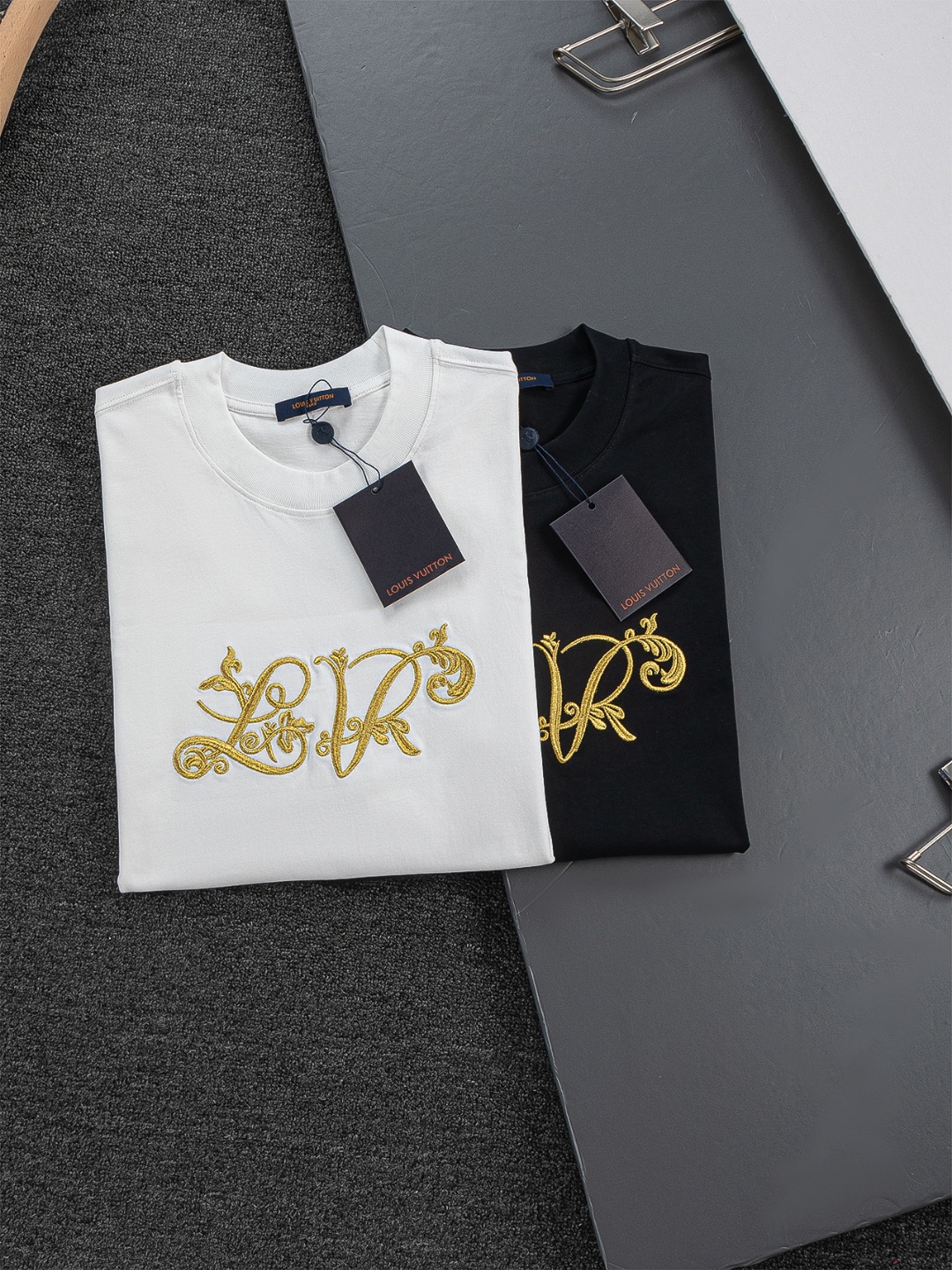 LV一比一短袖T恤男士金色刺繡Logo設計簡約輕奢款| 11 LV一比一短袖T恤男士金色刺繡Logo設計簡約輕奢款