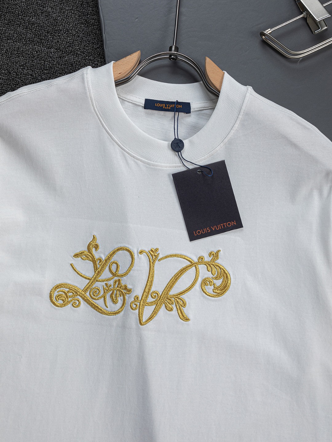 LV一比一短袖T恤男士金色刺繡Logo設計簡約輕奢款| 10 LV一比一短袖T恤男士金色刺繡Logo設計簡約輕奢款
